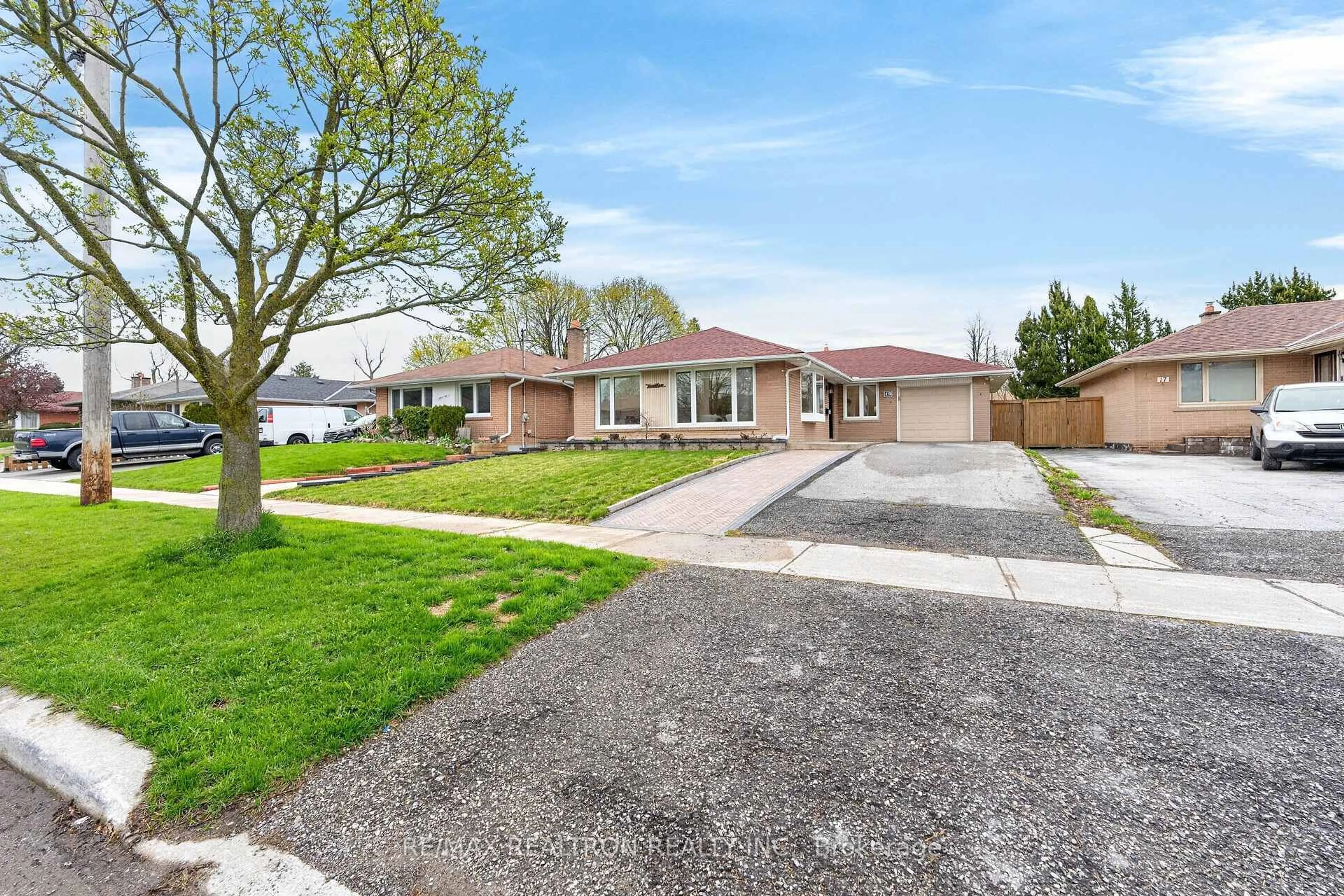 A pic from outside/outdoor area/front of a property/back of a property/a pic from drone, street for 19 Hoshlega Dr, Toronto Ontario M1G 2X4