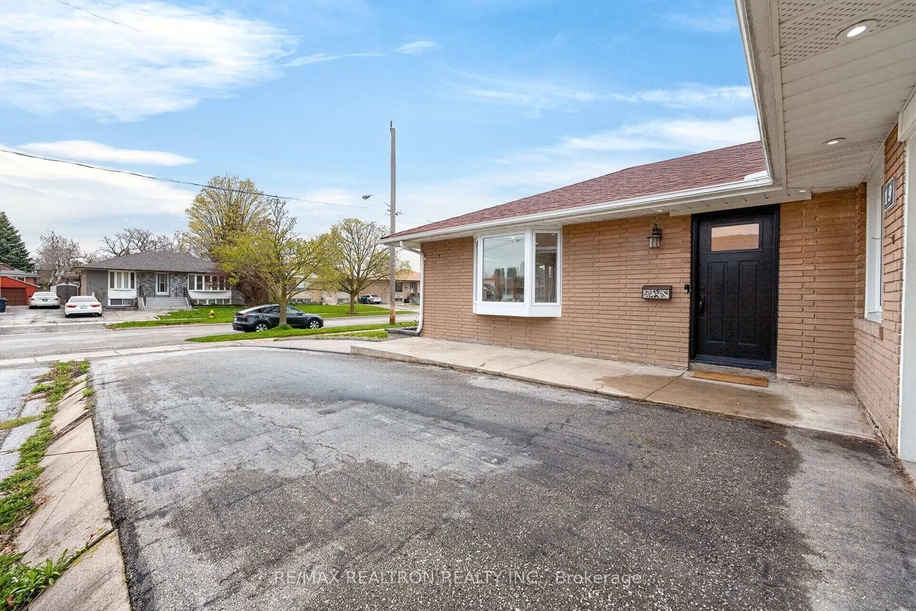 Unknown for 19 Hoshlega Dr, Toronto Ontario M1G 2X4