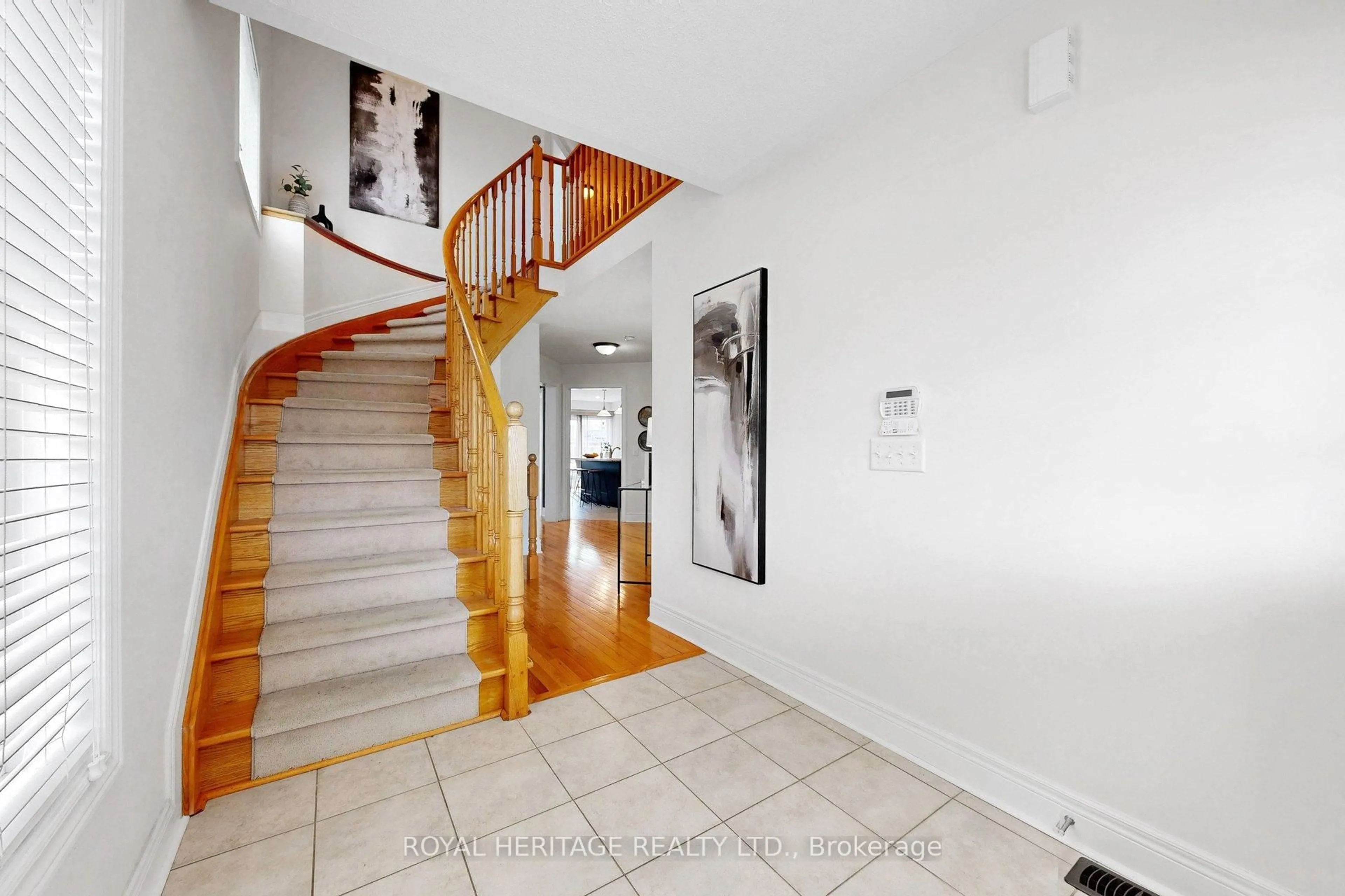 Indoor foyer for 32 Bathgate Cres, Clarington Ontario L1E 0B3