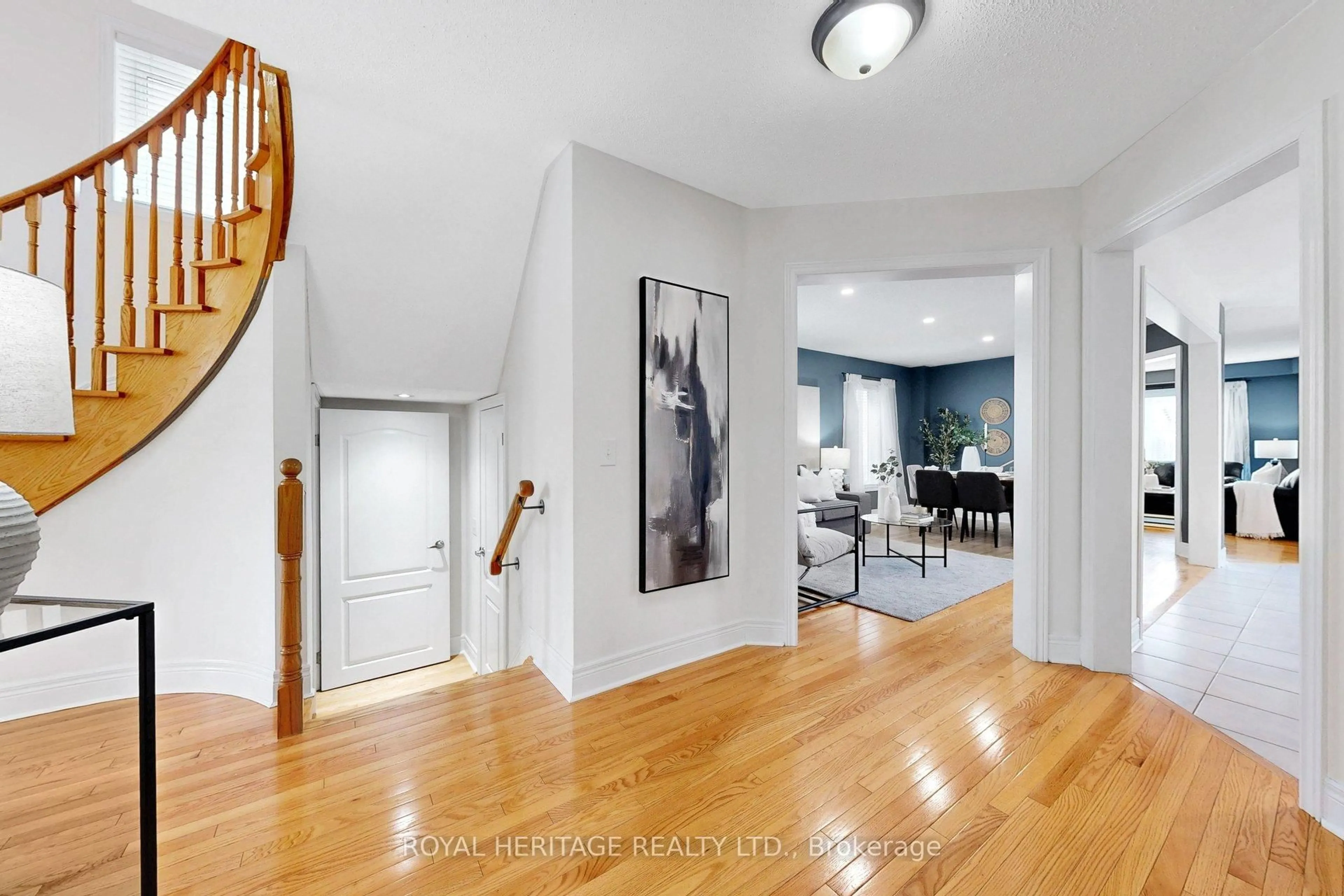 Indoor entryway for 32 Bathgate Cres, Clarington Ontario L1E 0B3