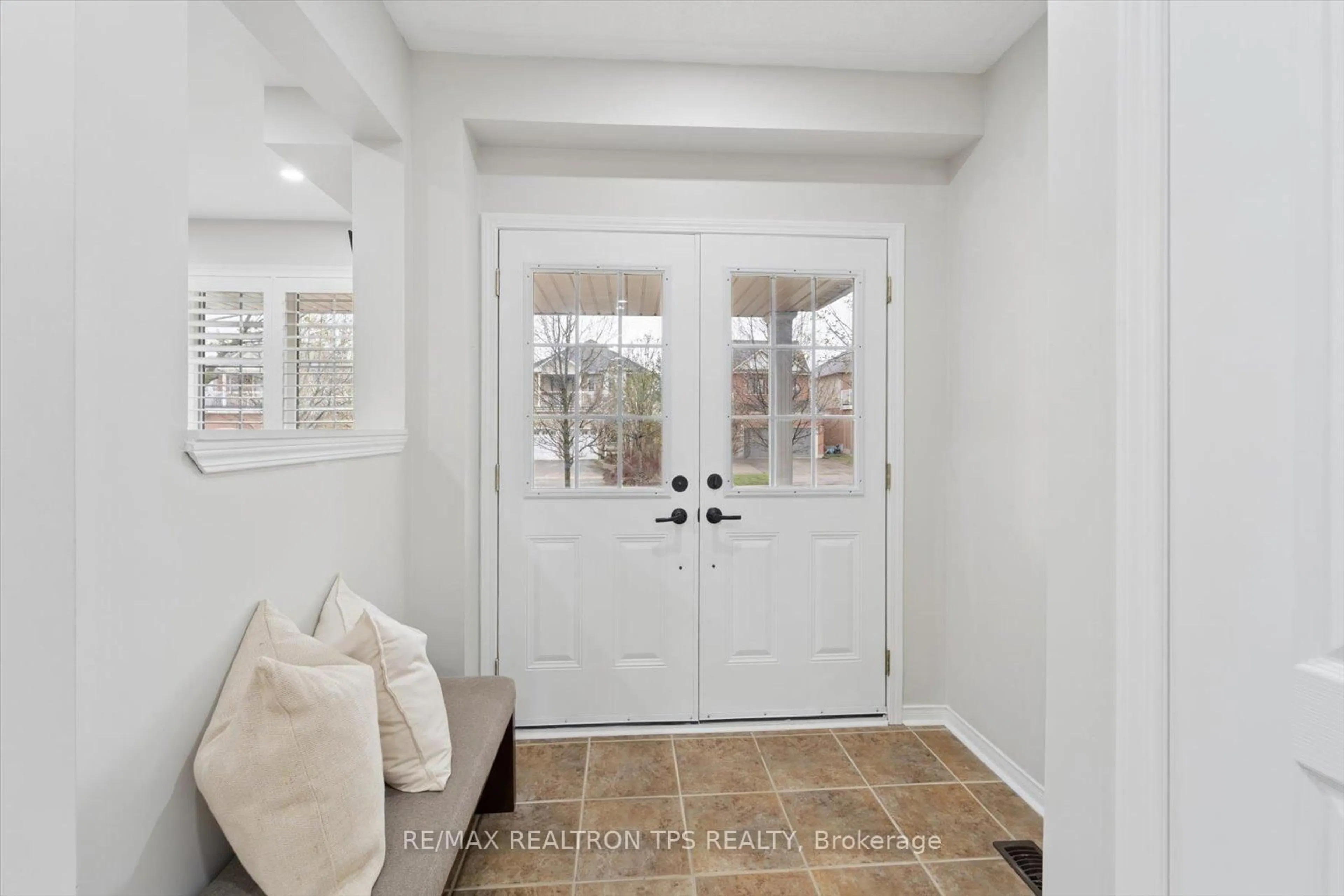 Indoor entryway for 263 Sprucewood Cres, Clarington Ontario L1C 5H1