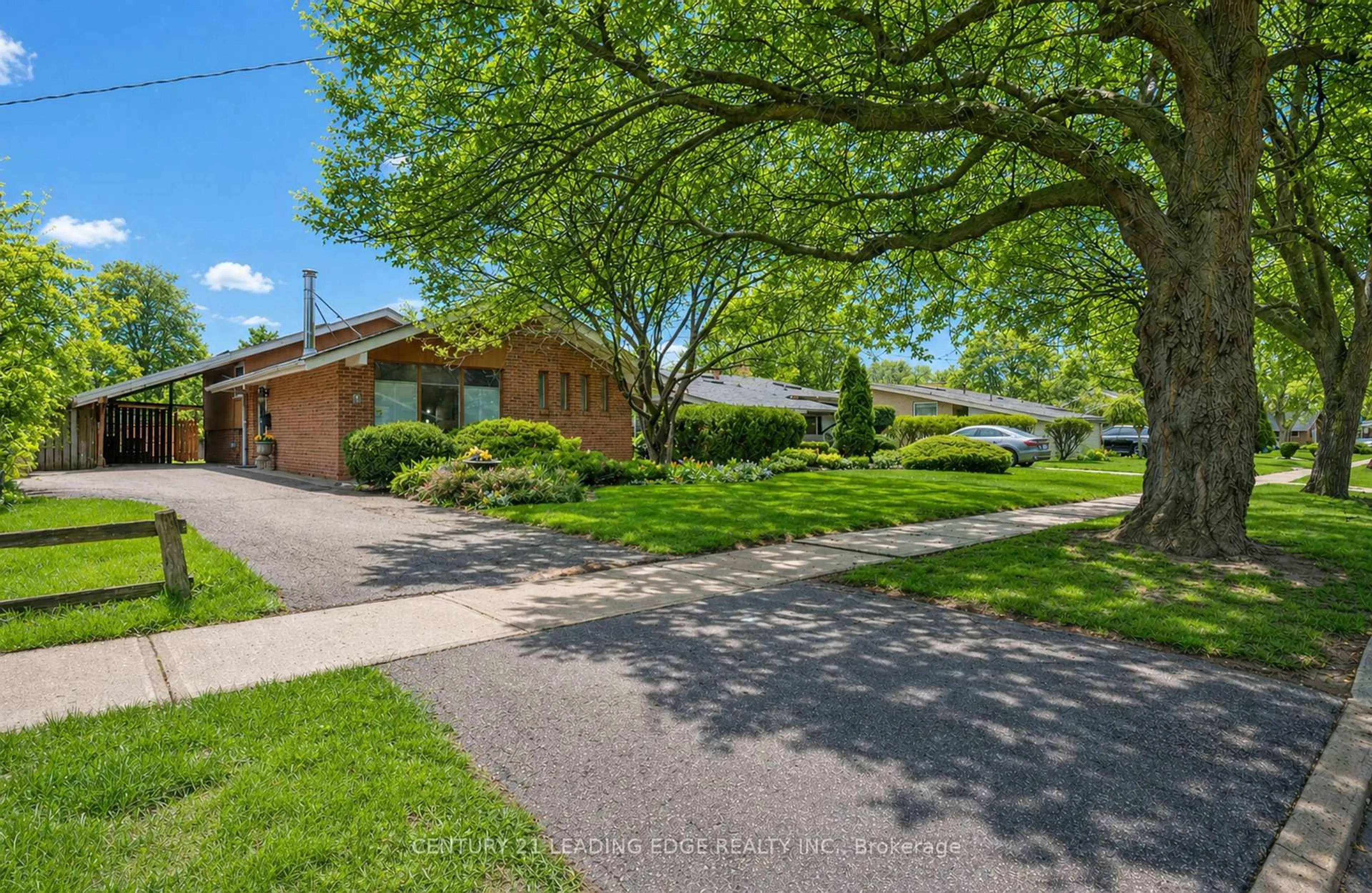 A pic from outside/outdoor area/front of a property/back of a property/a pic from drone, street for 8 Oakley Blvd, Toronto Ontario M1P 3P4