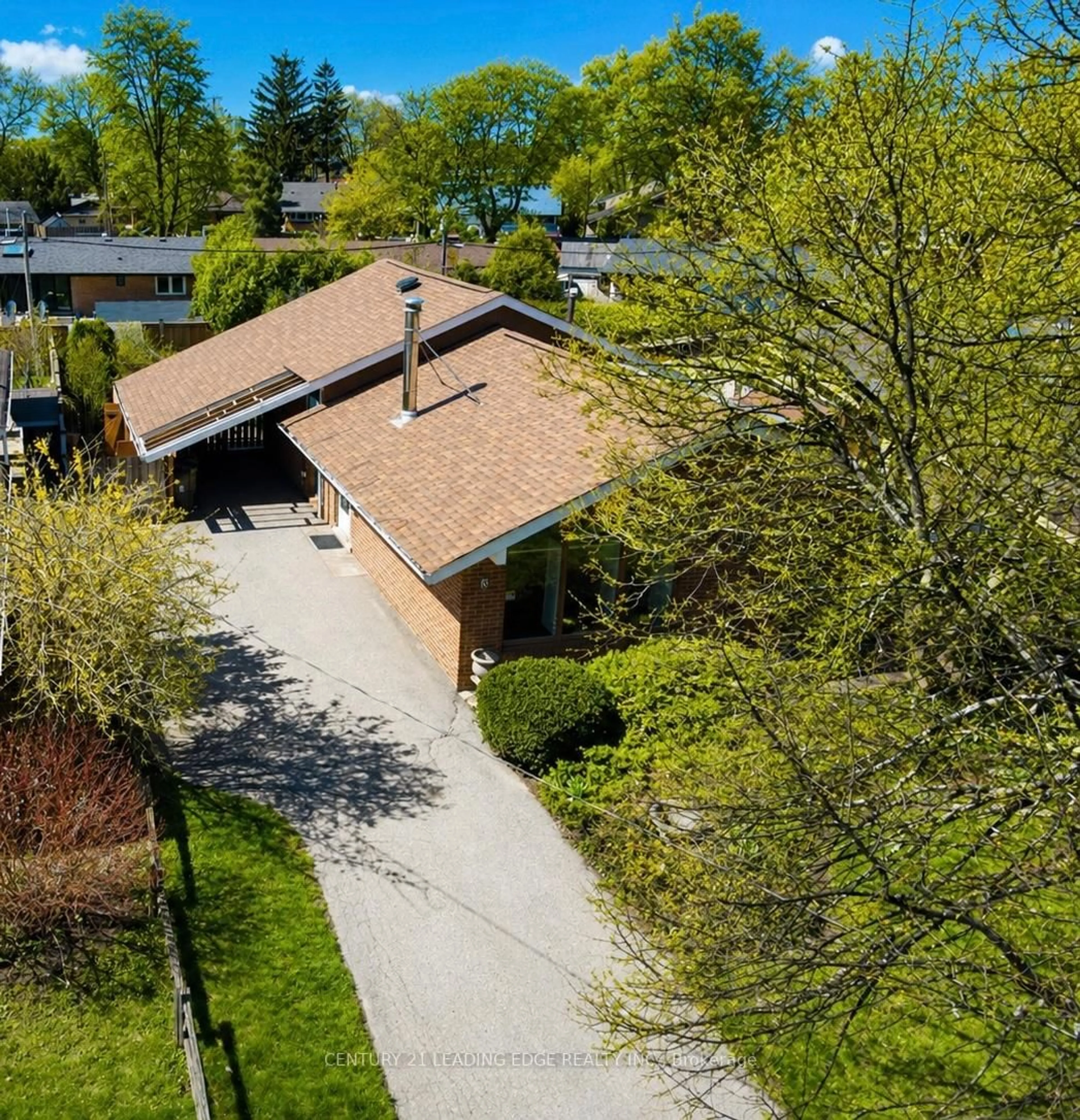 A pic from outside/outdoor area/front of a property/back of a property/a pic from drone, street for 8 Oakley Blvd, Toronto Ontario M1P 3P4