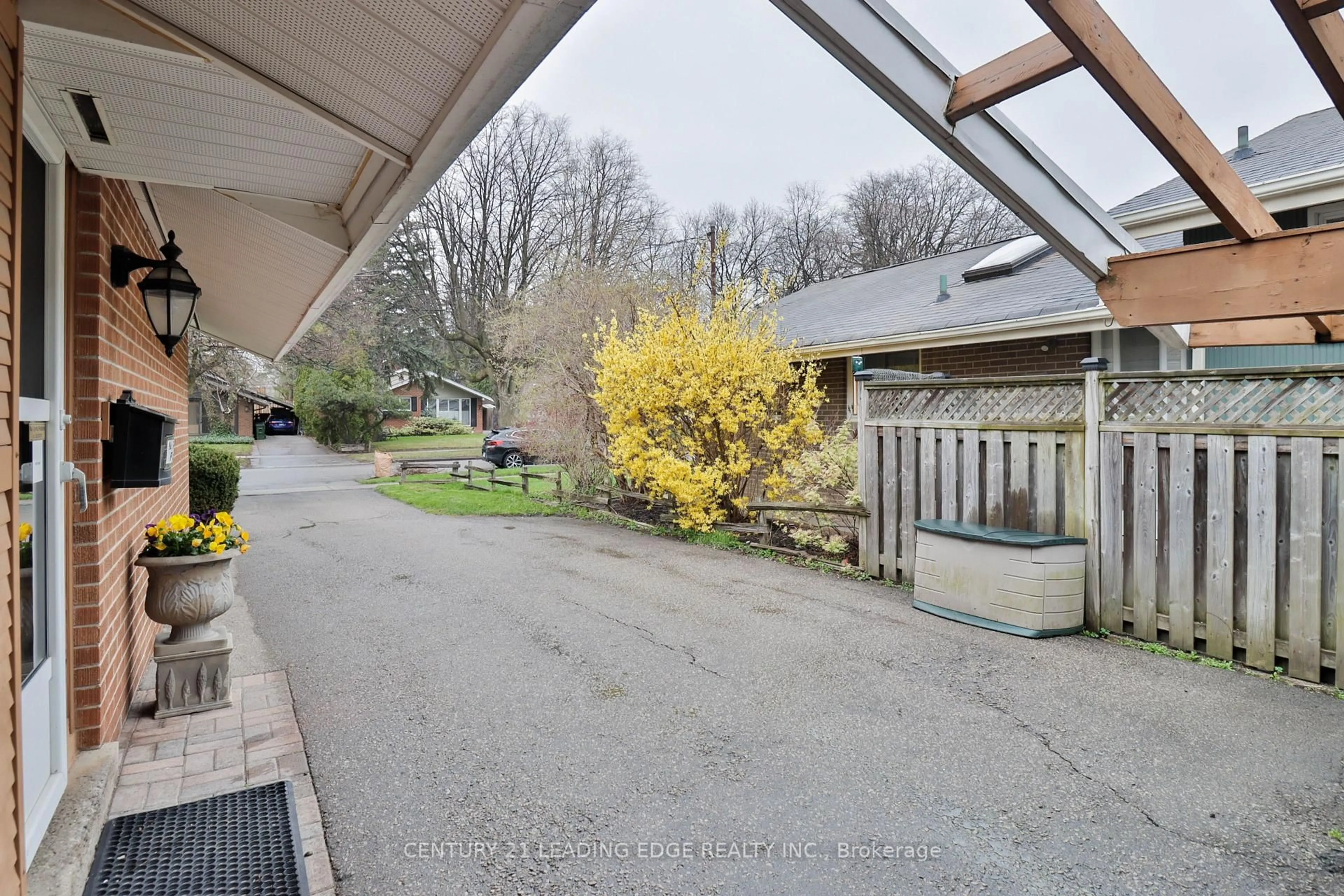 A pic from outside/outdoor area/front of a property/back of a property/a pic from drone, street for 8 Oakley Blvd, Toronto Ontario M1P 3P4