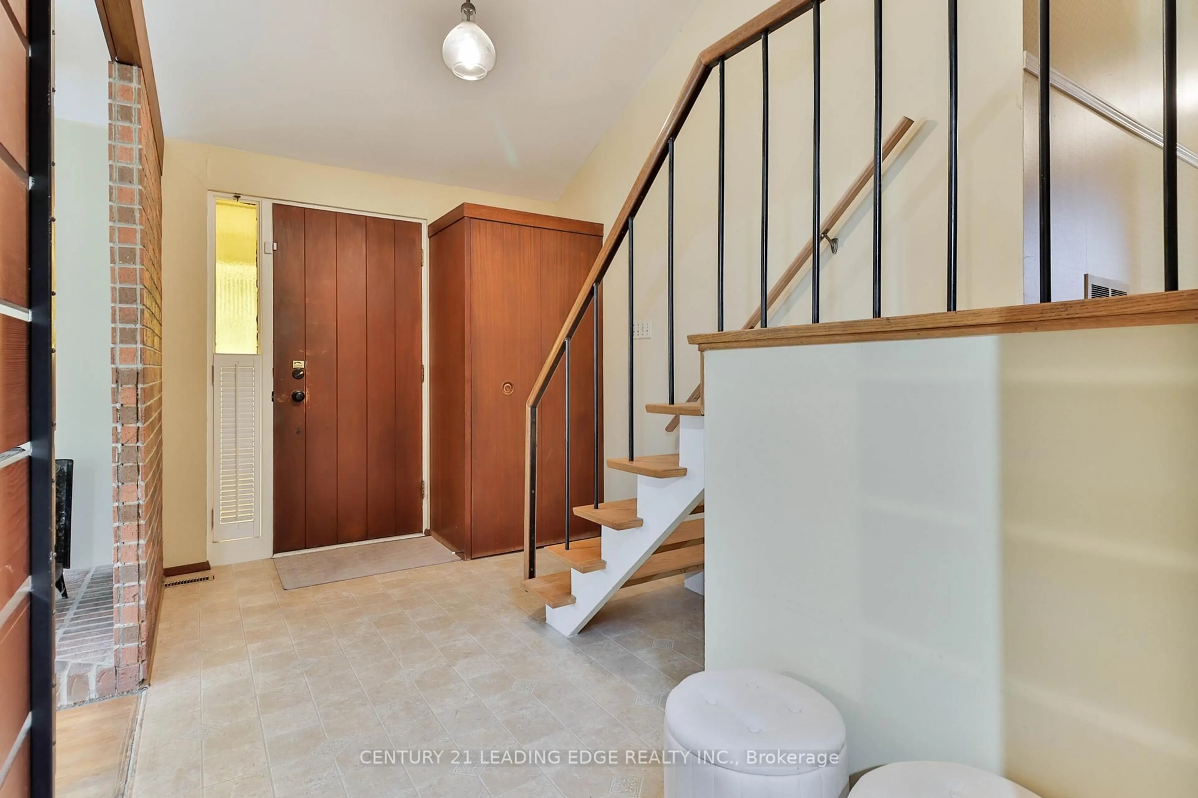 Indoor entryway for 8 Oakley Blvd, Toronto Ontario M1P 3P4