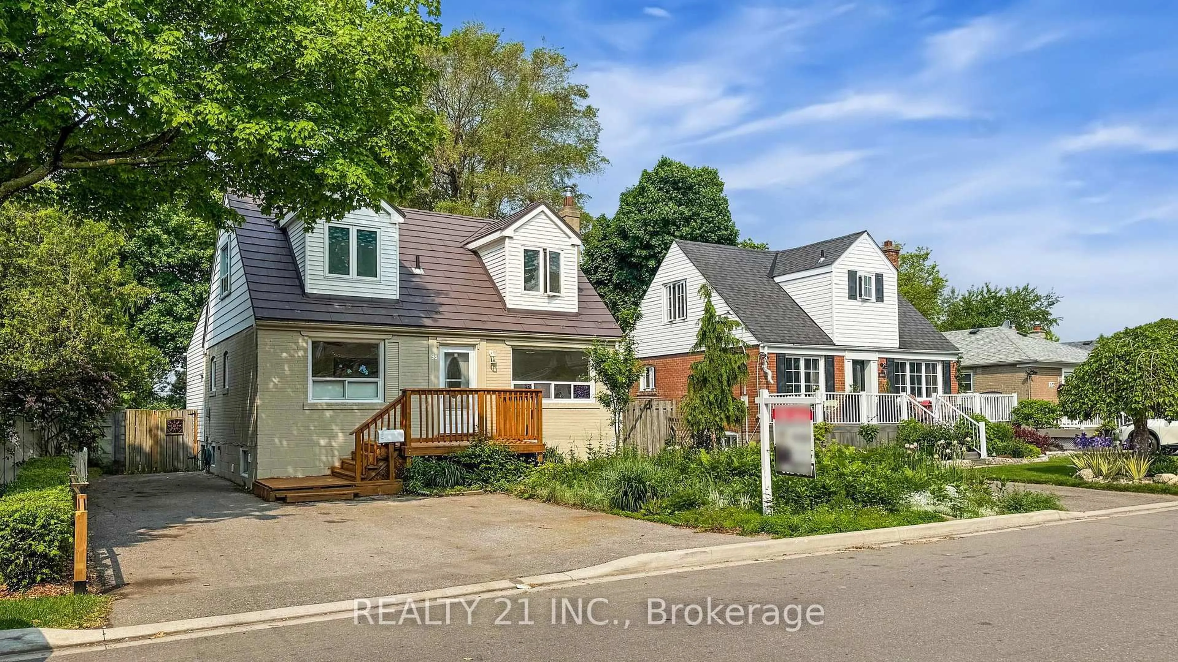 A pic from outside/outdoor area/front of a property/back of a property/a pic from drone, street for 98 Natal Ave, Toronto Ontario M1N 3V6
