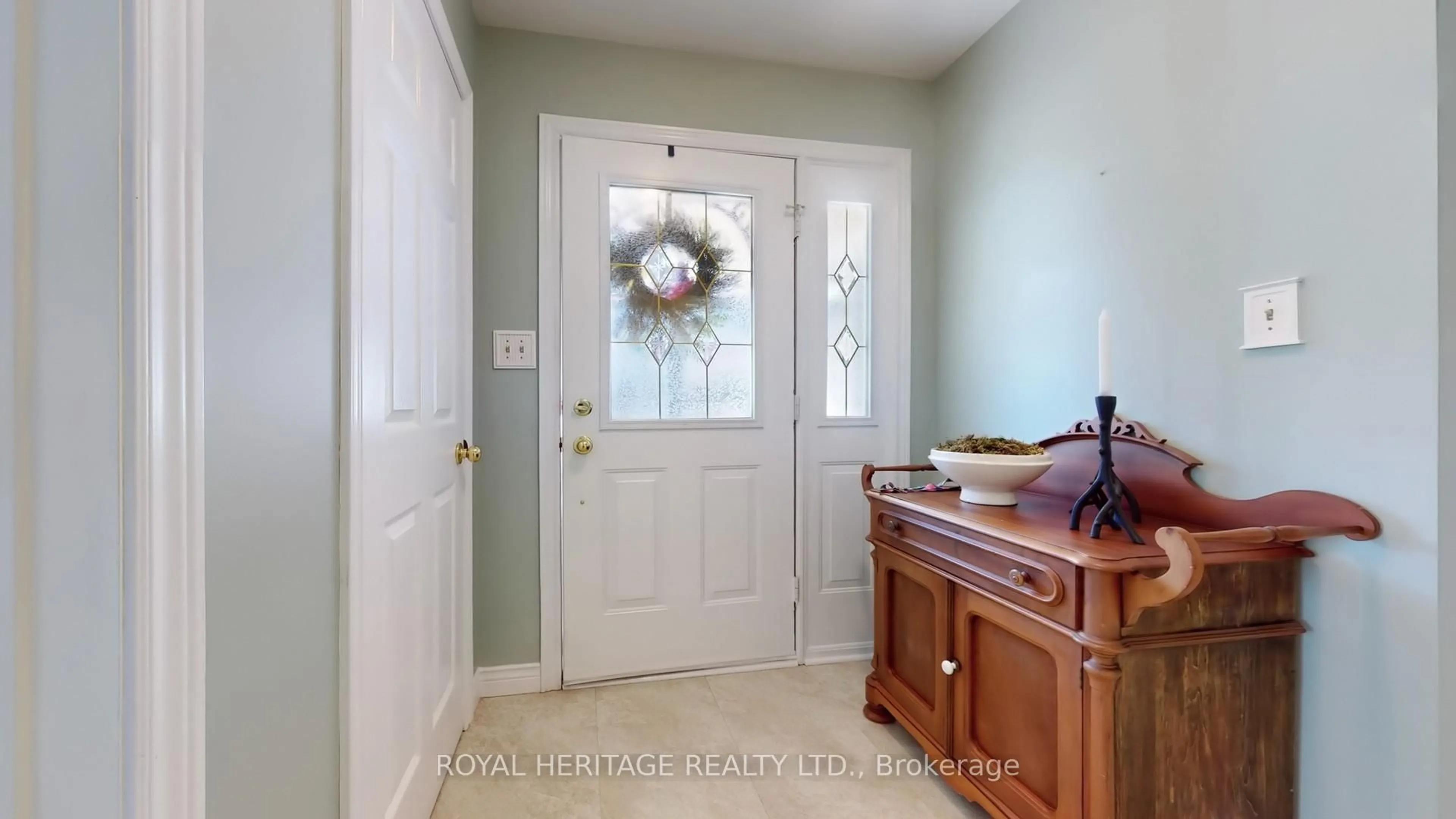Indoor entryway for 11 Durham St, Whitby Ontario L1M 1A5