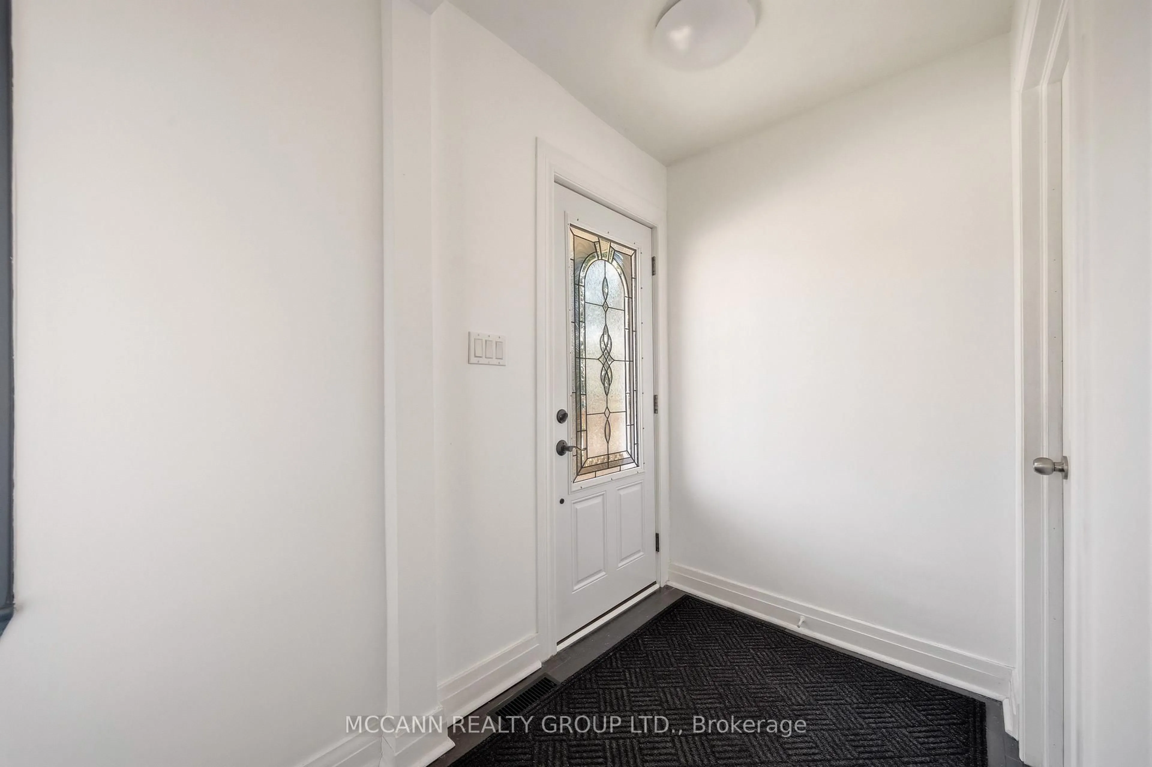 Indoor entryway for 124 Scarboro Cres, Toronto Ontario M1M 2J4