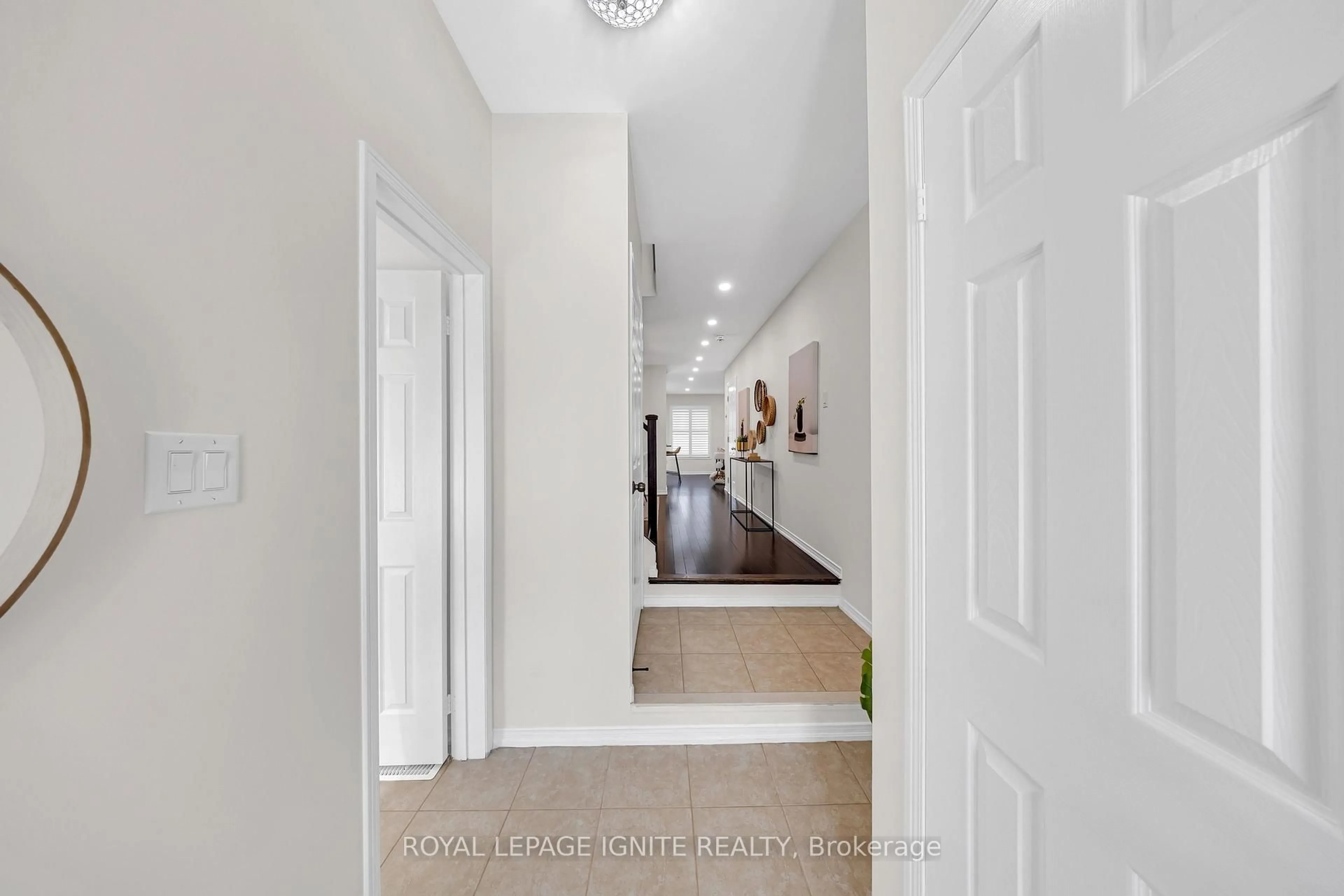 Indoor entryway for 43 Headon Ave, Ajax Ontario L1Z 0S7