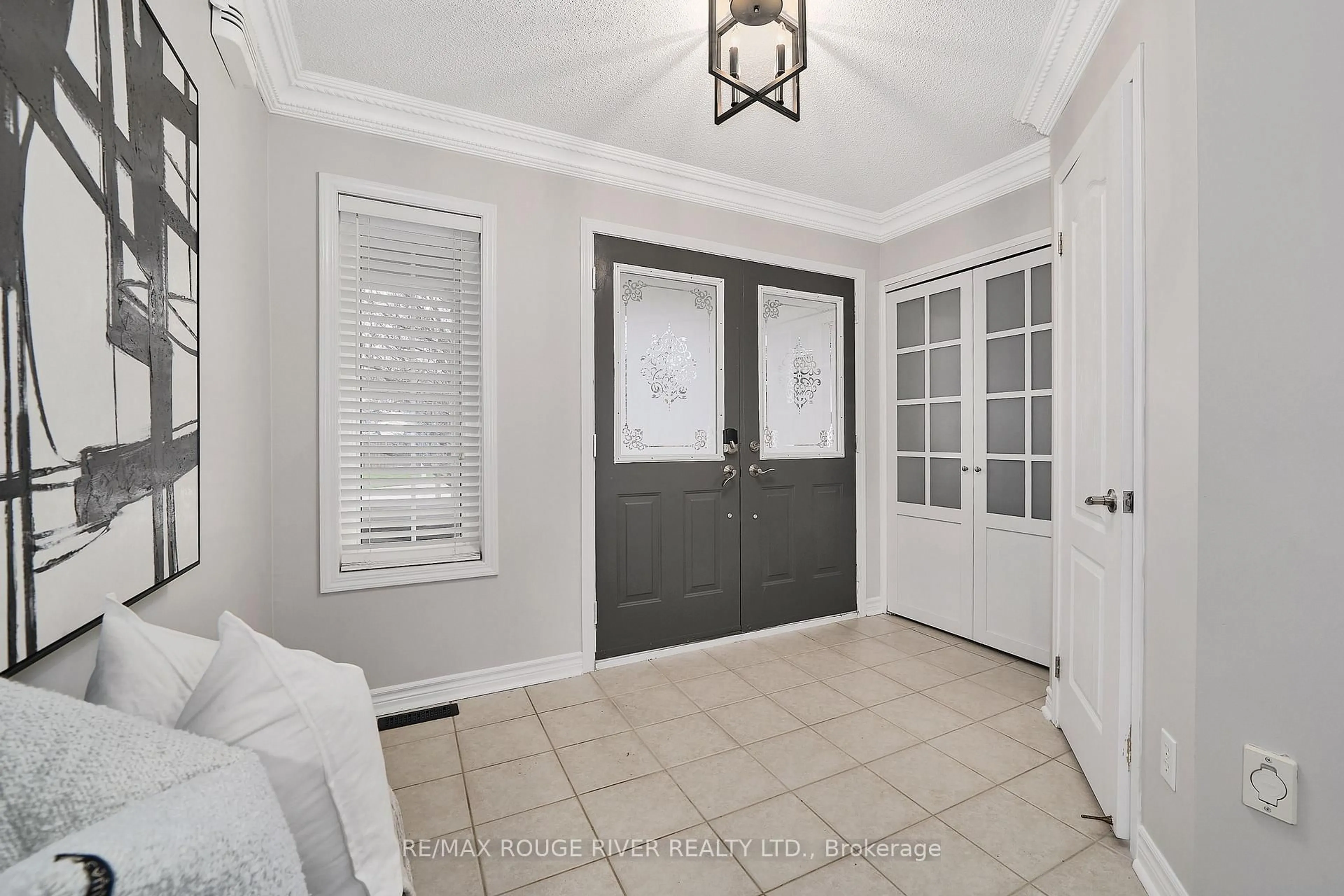 Indoor entryway for 1632 Whitestone Dr, Oshawa Ontario L1K 2X1