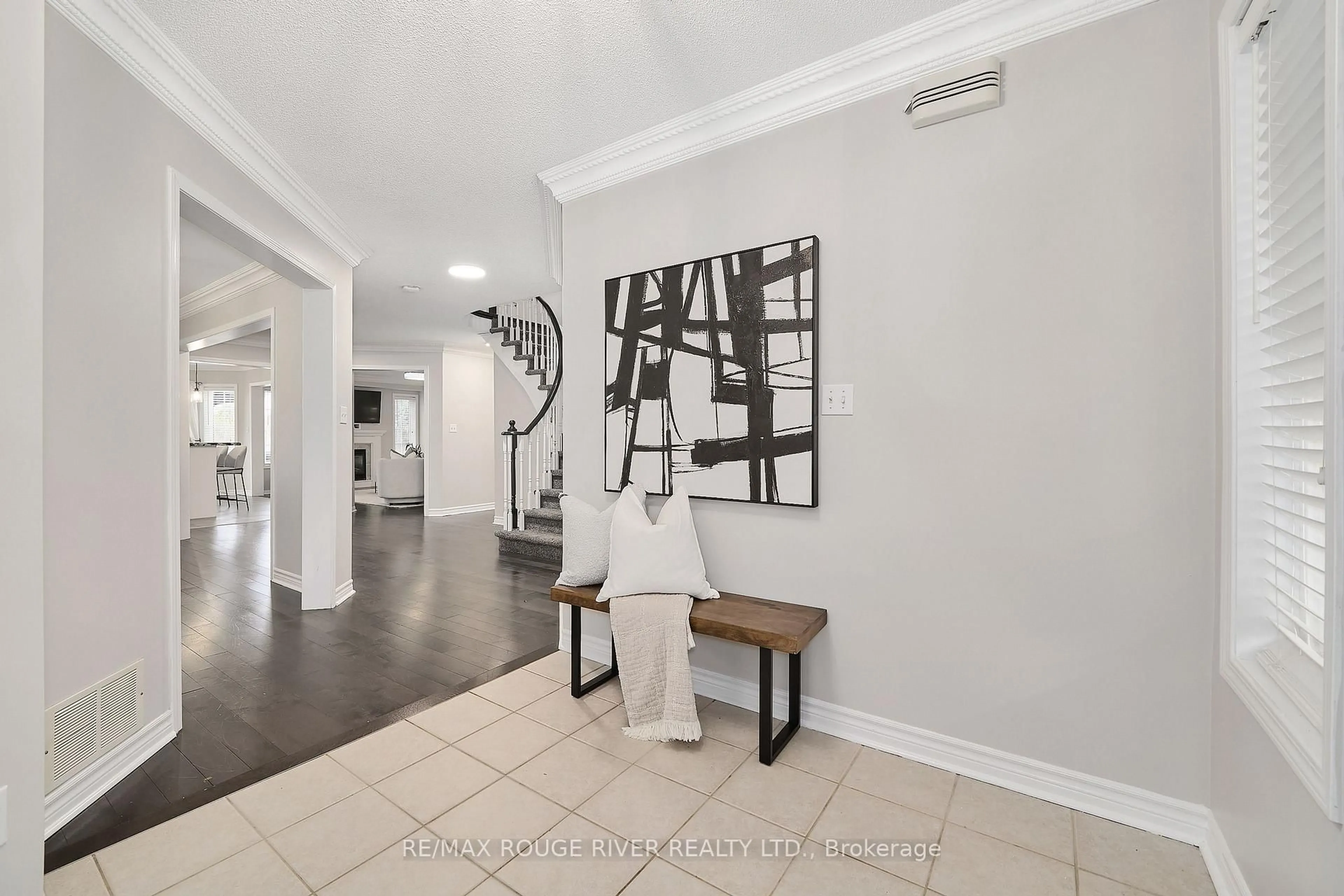 Indoor entryway for 1632 Whitestone Dr, Oshawa Ontario L1K 2X1