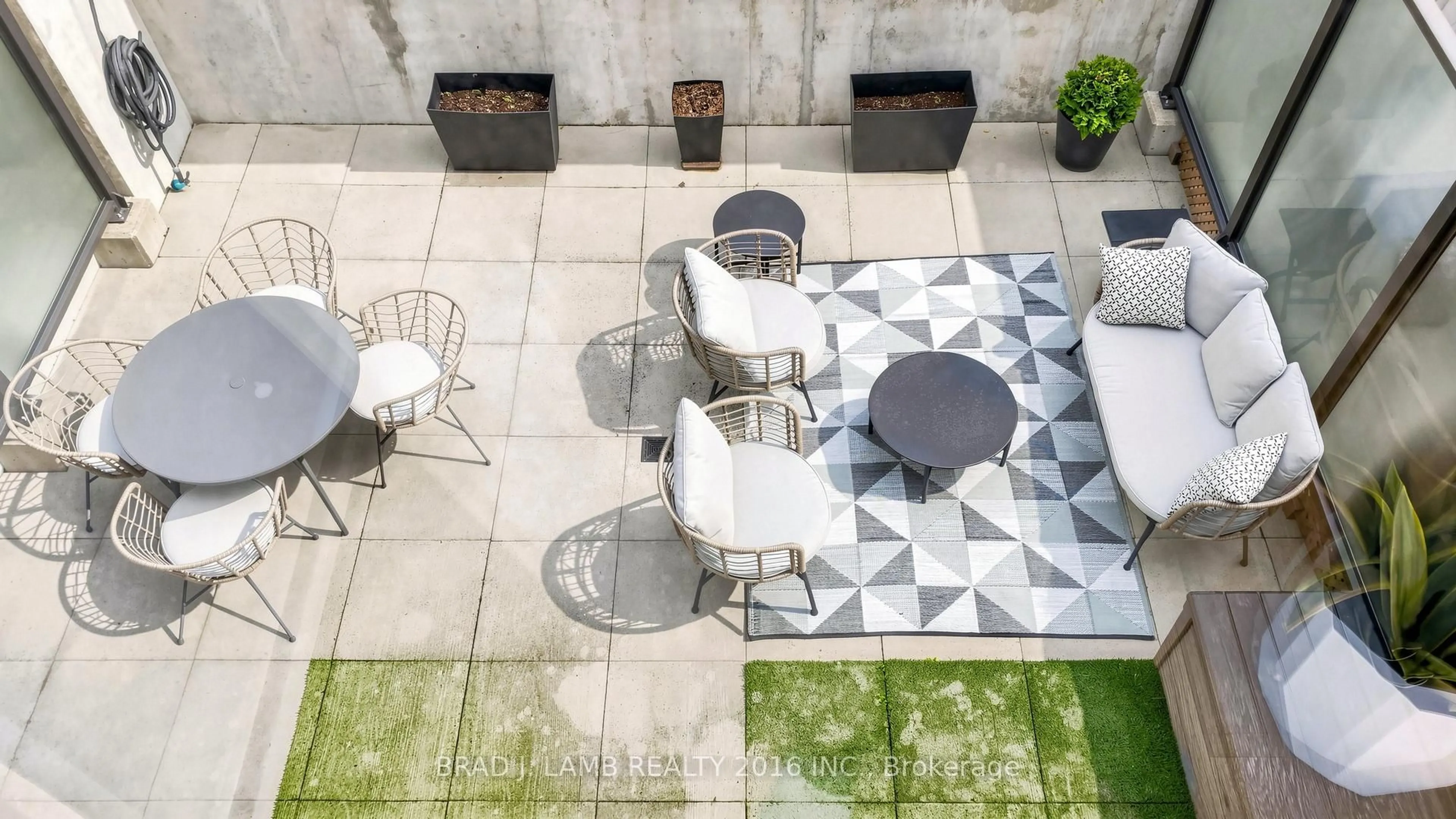 Patio, street for 1238 Dundas St #TH102, Toronto Ontario M4M 2T8