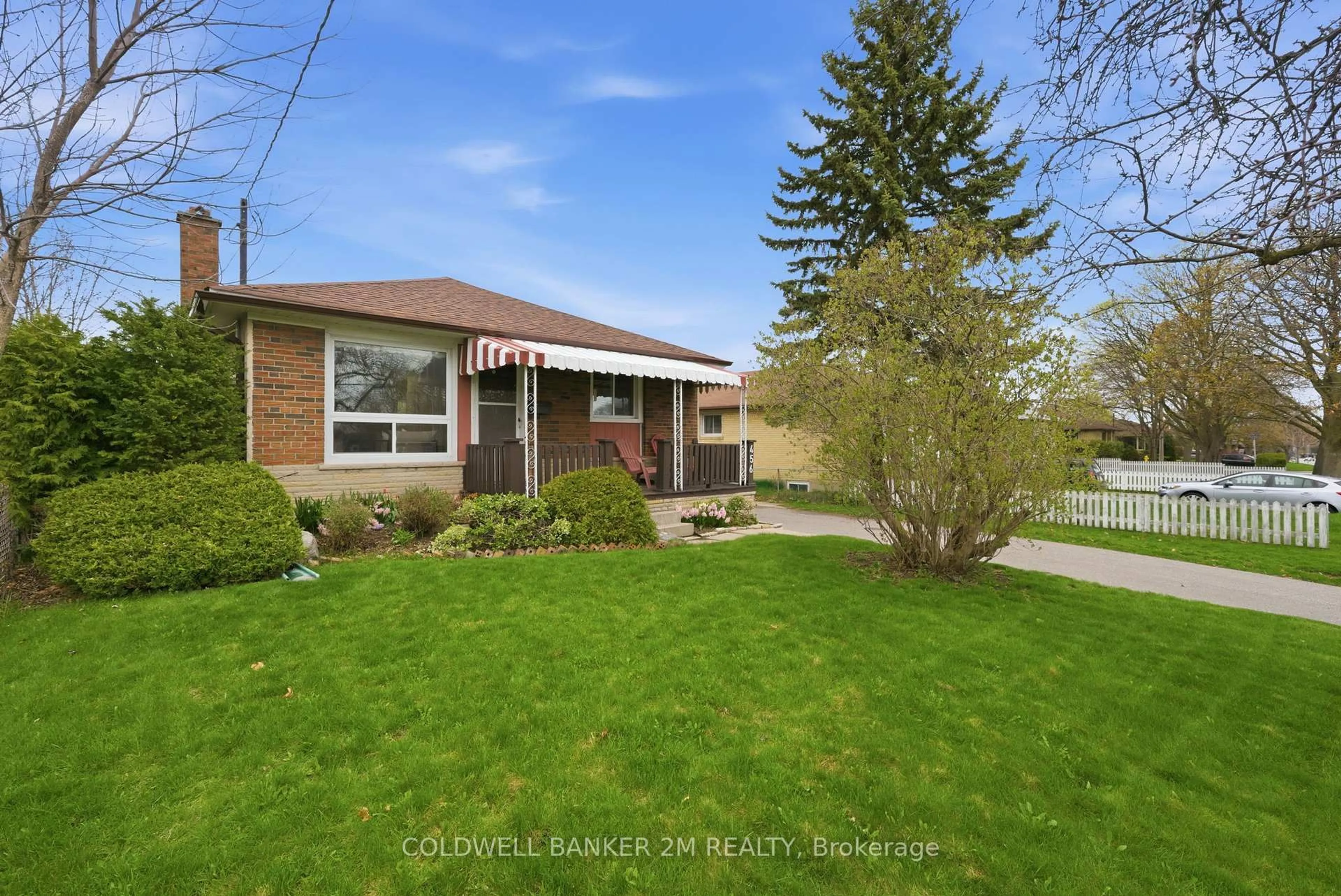 A pic from outside/outdoor area/front of a property/back of a property/a pic from drone, street for 456 Annapolis Ave, Oshawa Ontario L1J 2Y6