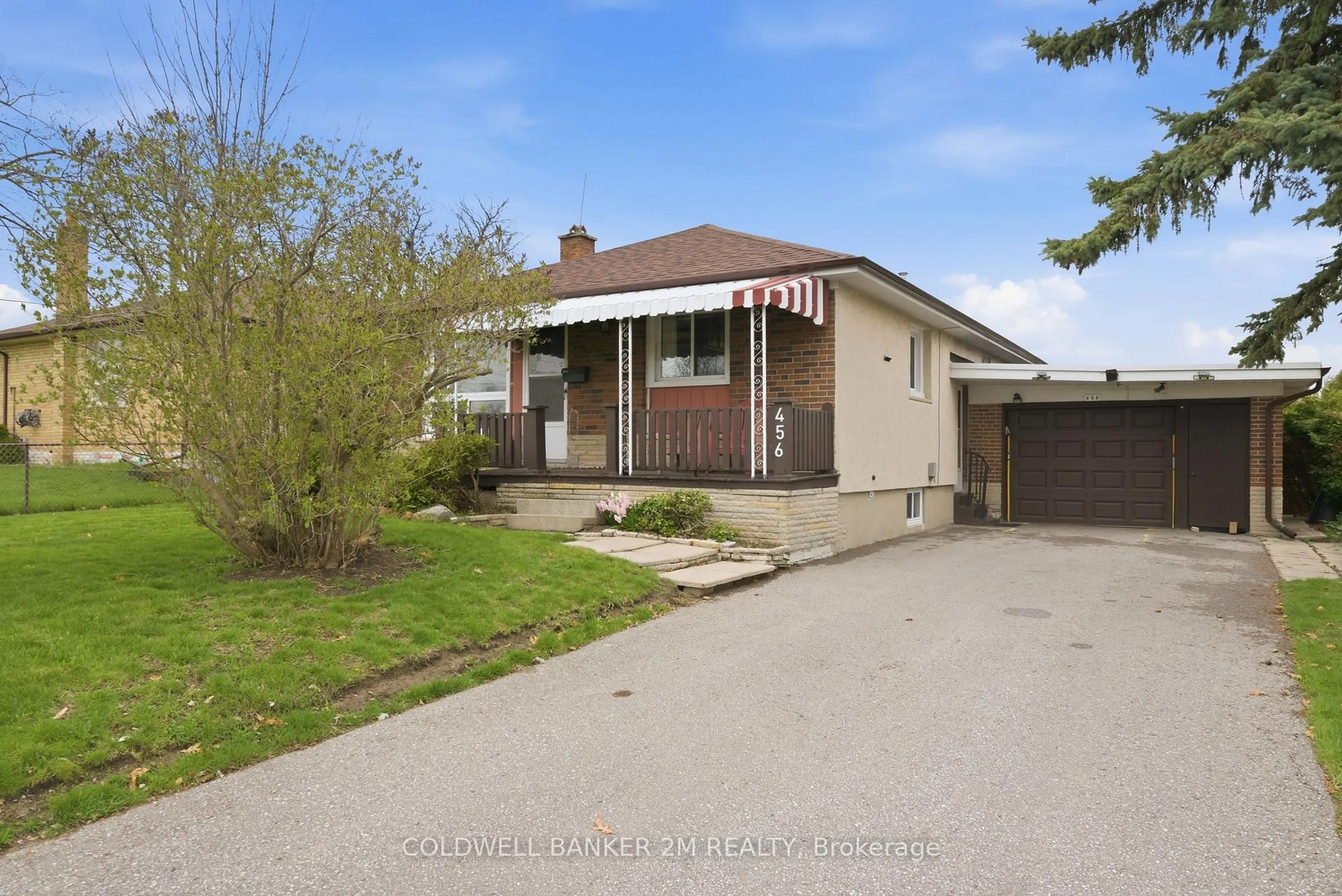 A pic from outside/outdoor area/front of a property/back of a property/a pic from drone, street for 456 Annapolis Ave, Oshawa Ontario L1J 2Y6