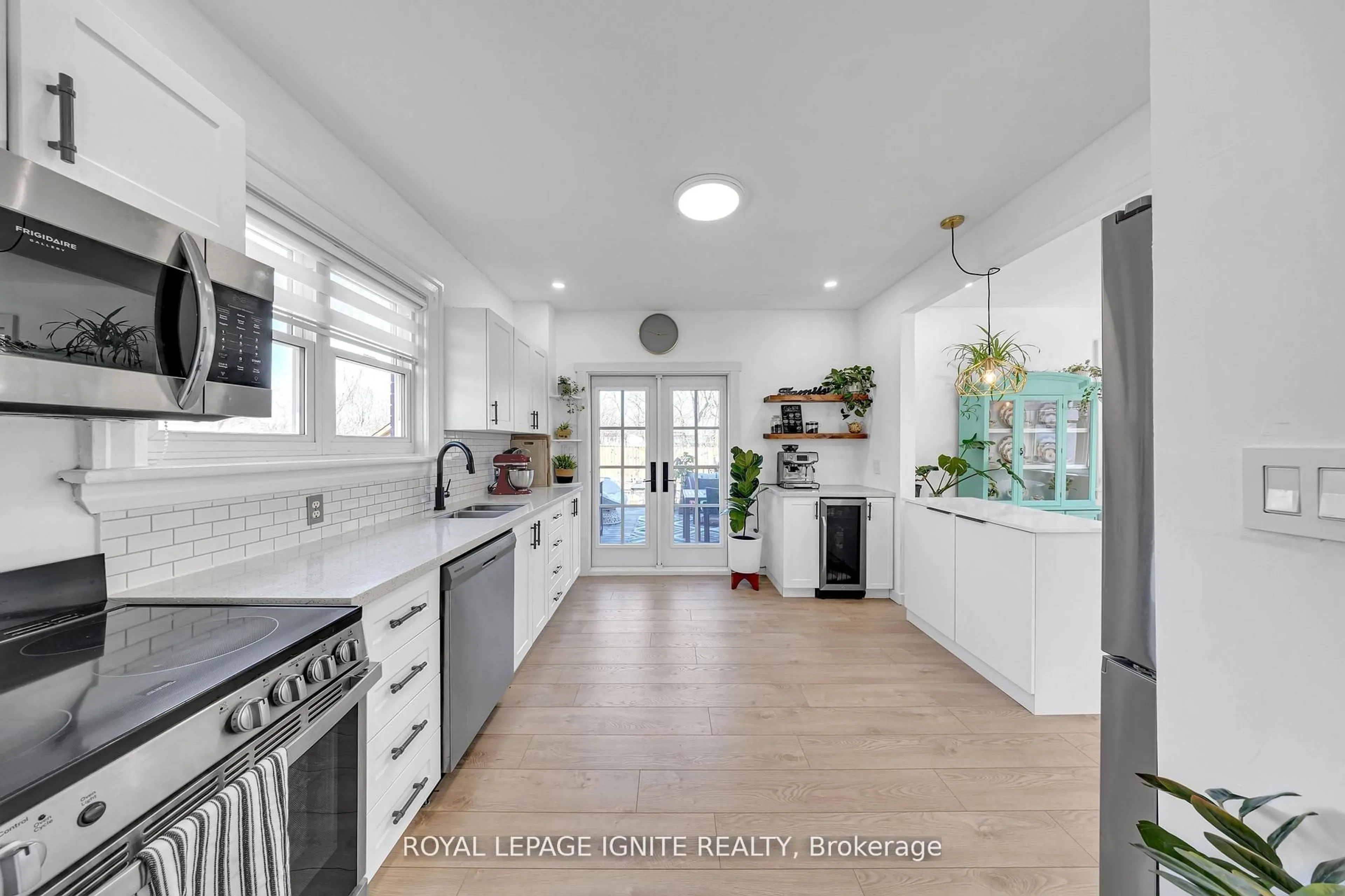 Open concept kitchen, ceramic/tile floor for 101 Gibbons St, Oshawa Ontario L1J 4Y1