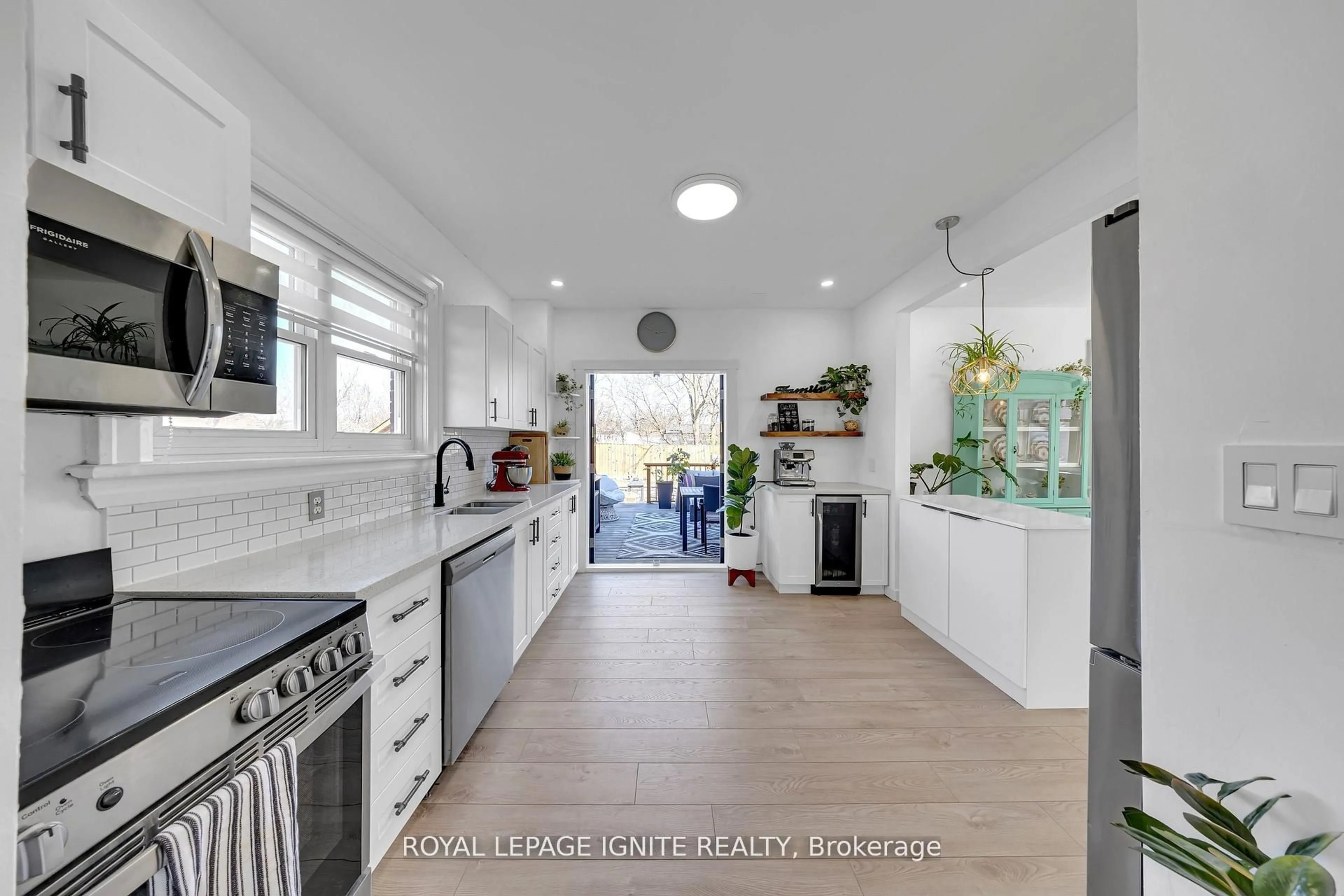 Open concept kitchen, ceramic/tile floor for 101 Gibbons St, Oshawa Ontario L1J 4Y1