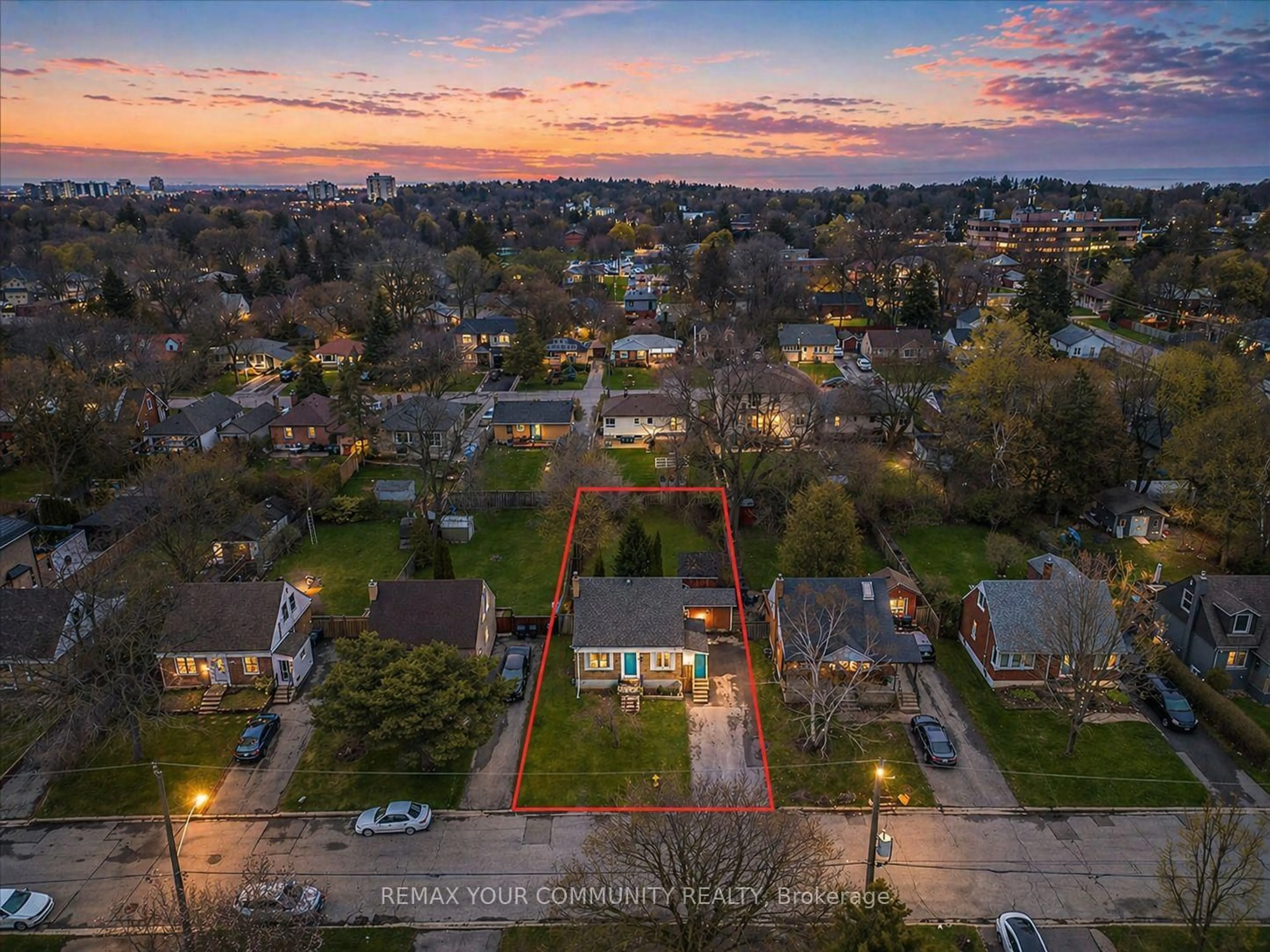 A pic from outside/outdoor area/front of a property/back of a property/a pic from drone, street for 31 Allister Ave, Toronto Ontario M1M 3L1