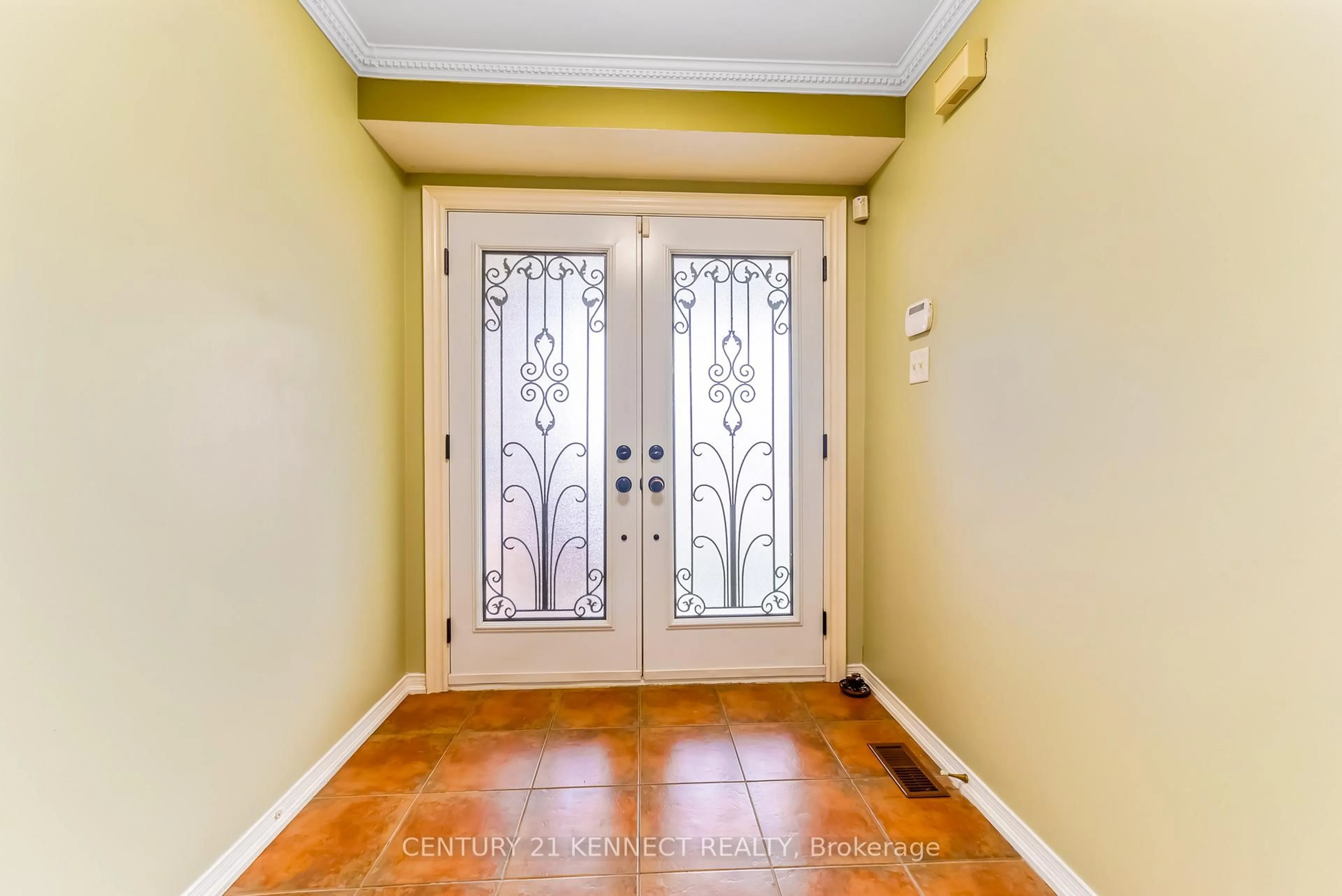Indoor entryway for 1566 Aldergrove Dr, Oshawa Ontario L1K 2Y2