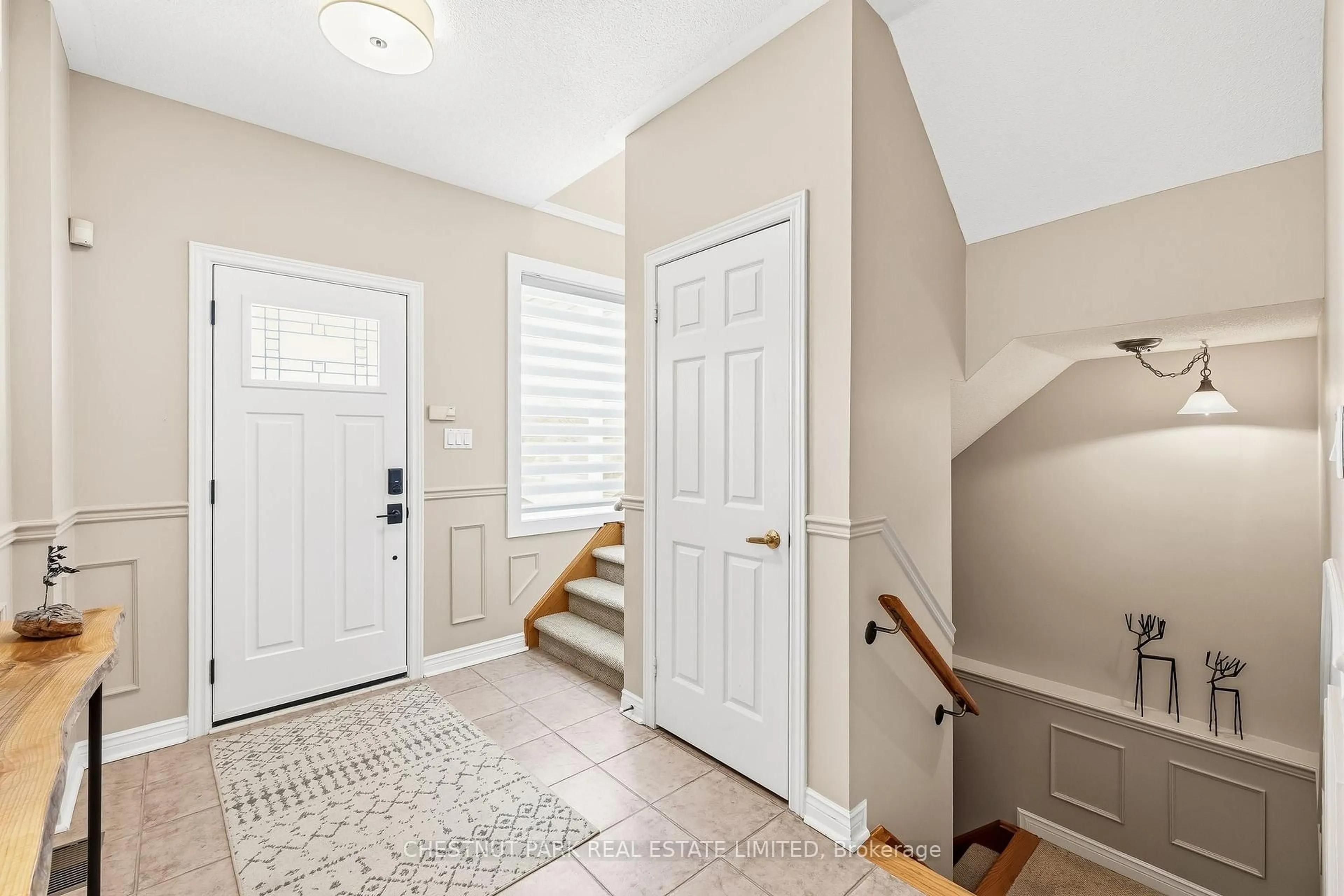 Indoor entryway for 37 Waterbury Cres, Scugog Ontario L9L 1R9