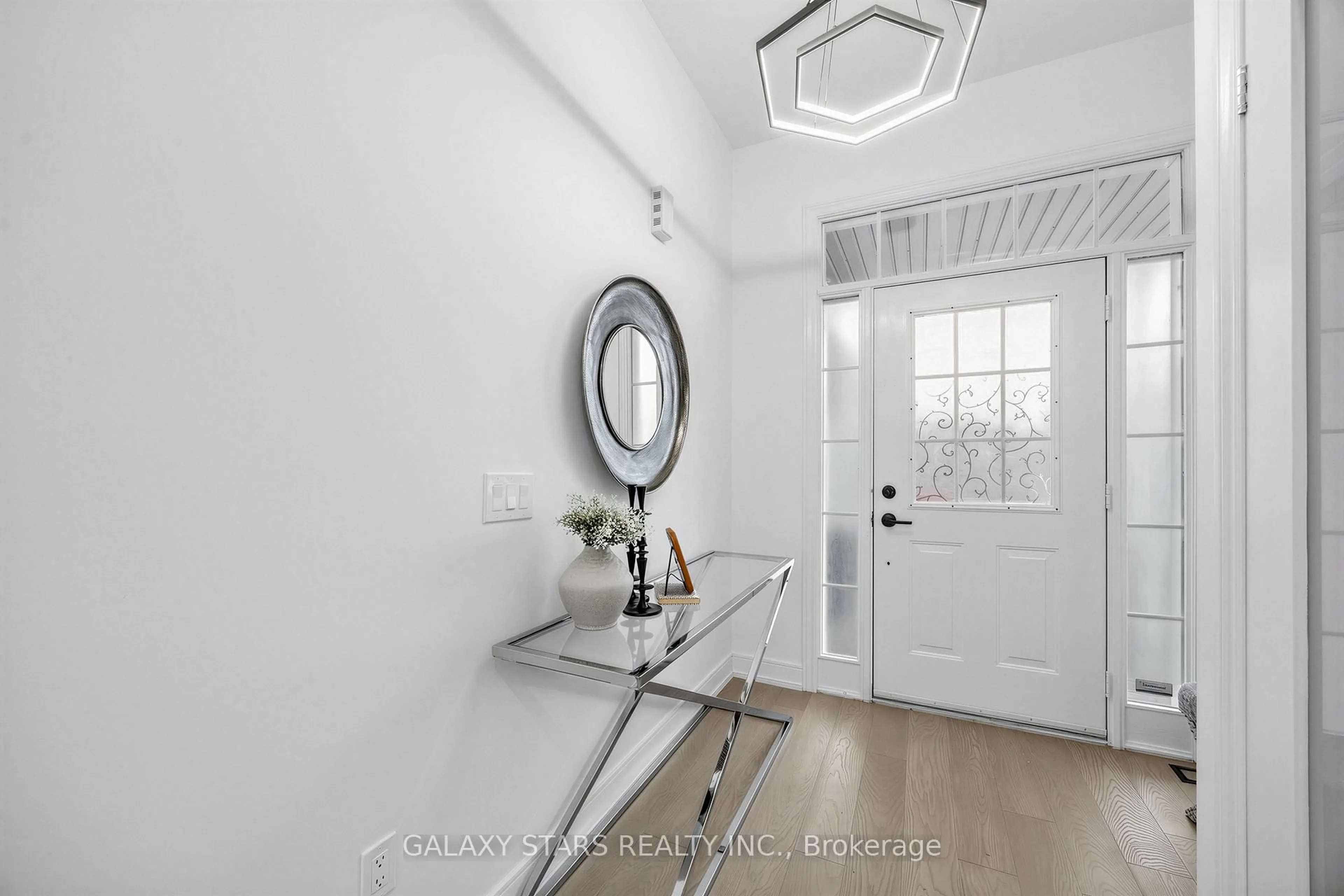 Indoor entryway for 18 Red Hawk Rd, Toronto Ontario M1B 6B2