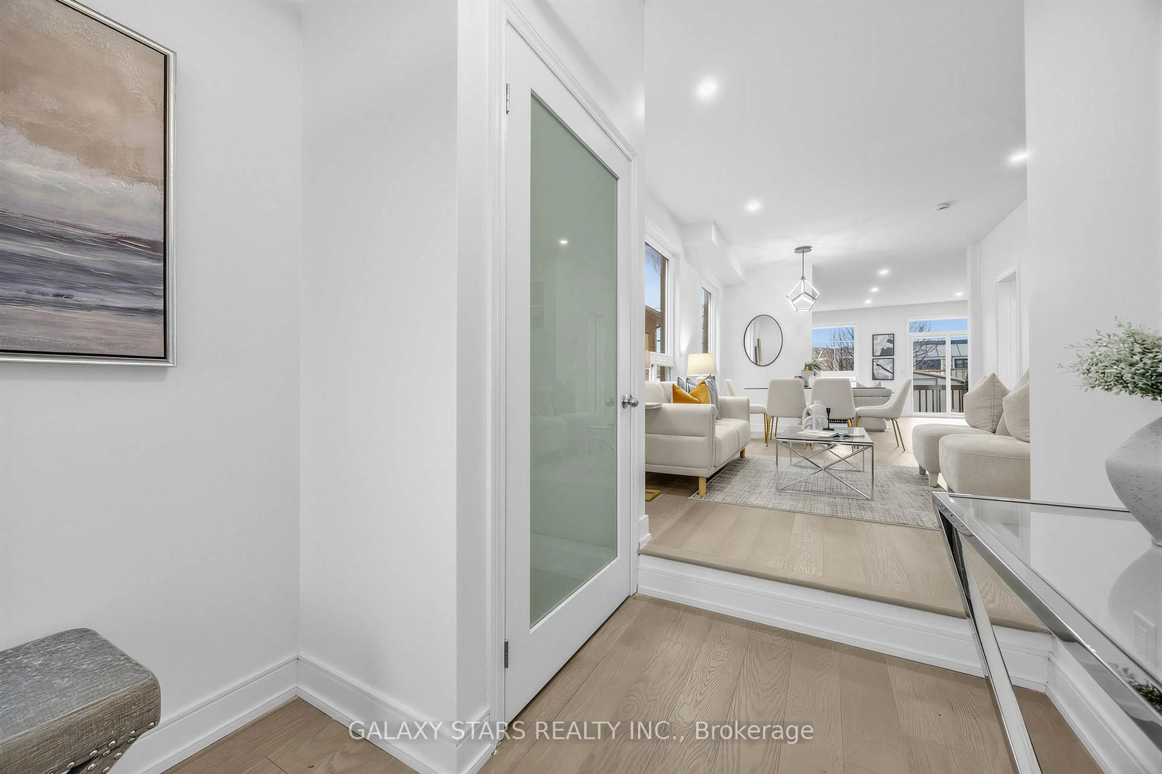 Indoor entryway for 18 Red Hawk Rd, Toronto Ontario M1B 6B2