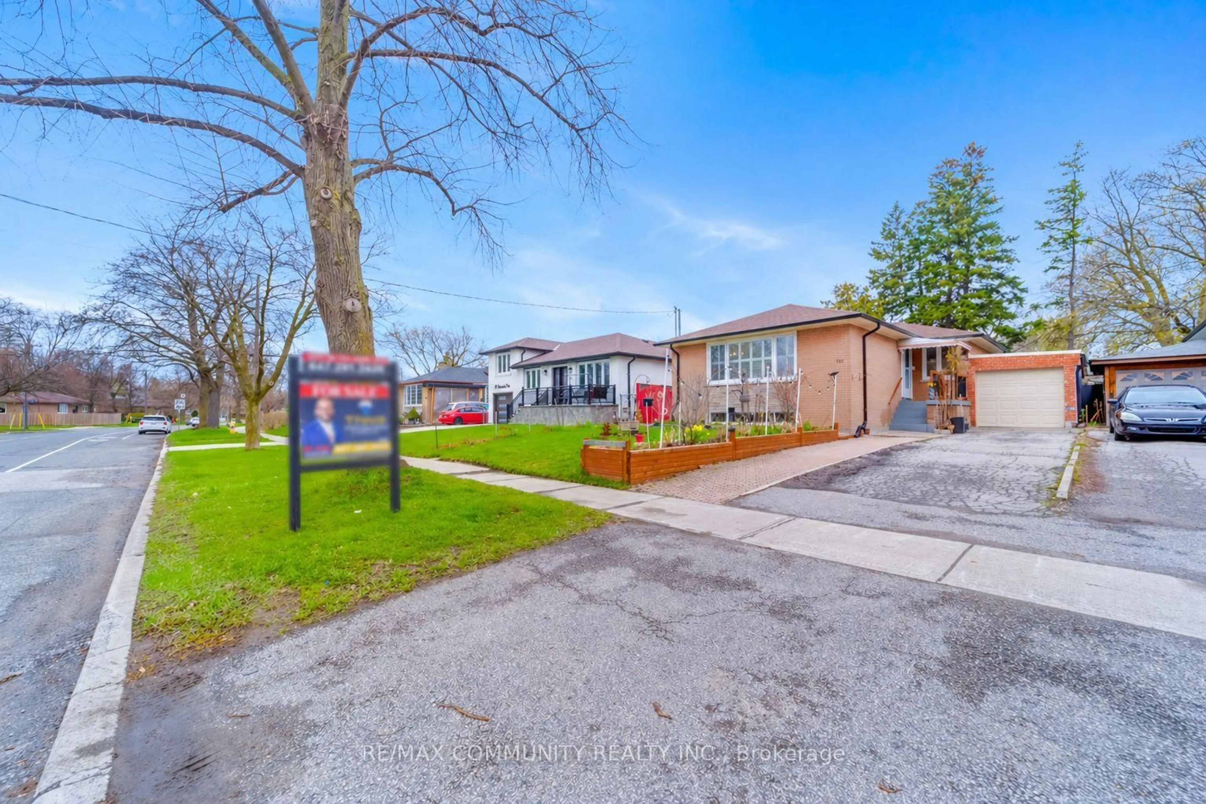 A pic from outside/outdoor area/front of a property/back of a property/a pic from drone, street for 118 Brimorton Dr, Toronto Ontario M1P 4A1