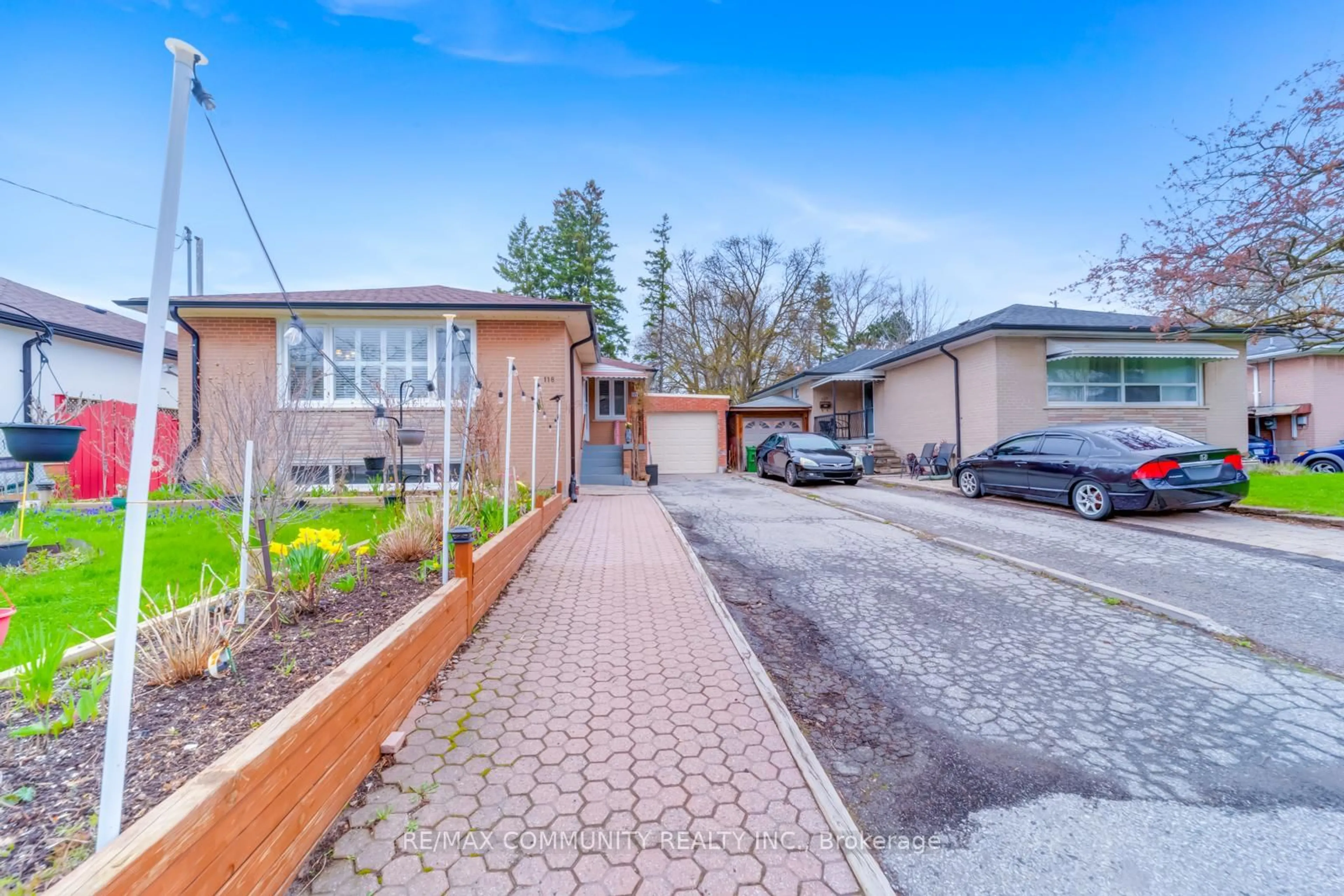 A pic from outside/outdoor area/front of a property/back of a property/a pic from drone, street for 118 Brimorton Dr, Toronto Ontario M1P 4A1