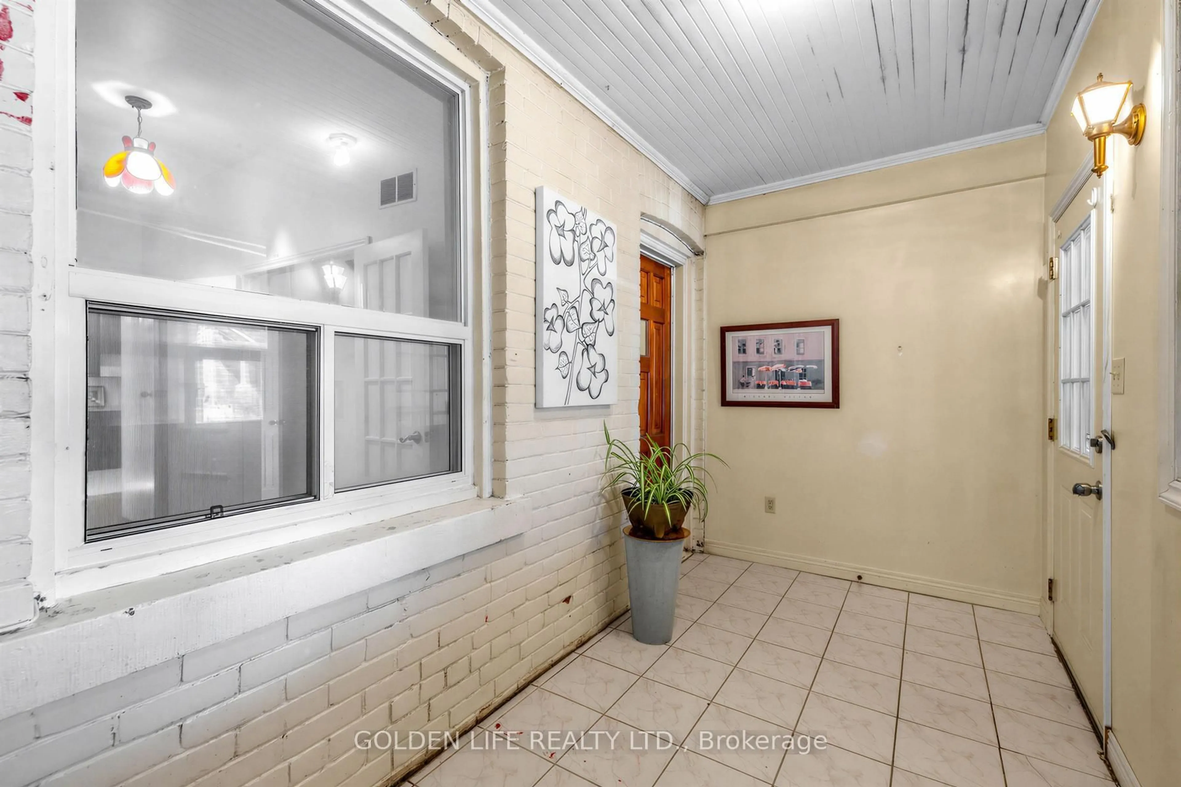 Indoor foyer for 128 Galt Ave, Toronto Ontario M4M 2Z3