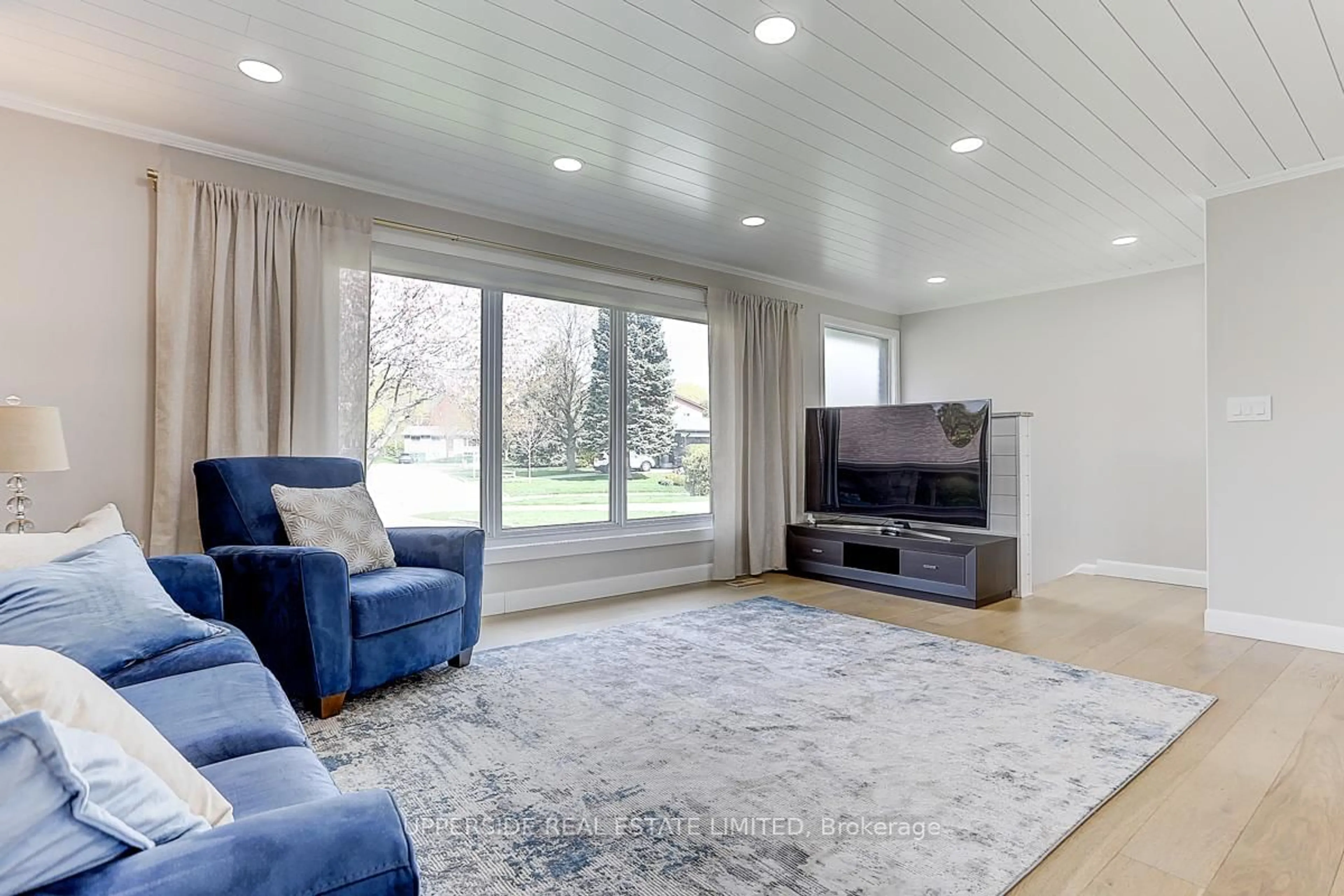 Living room with furniture, unknown for 853 Capri Crt, Oshawa Ontario L1H 1S2