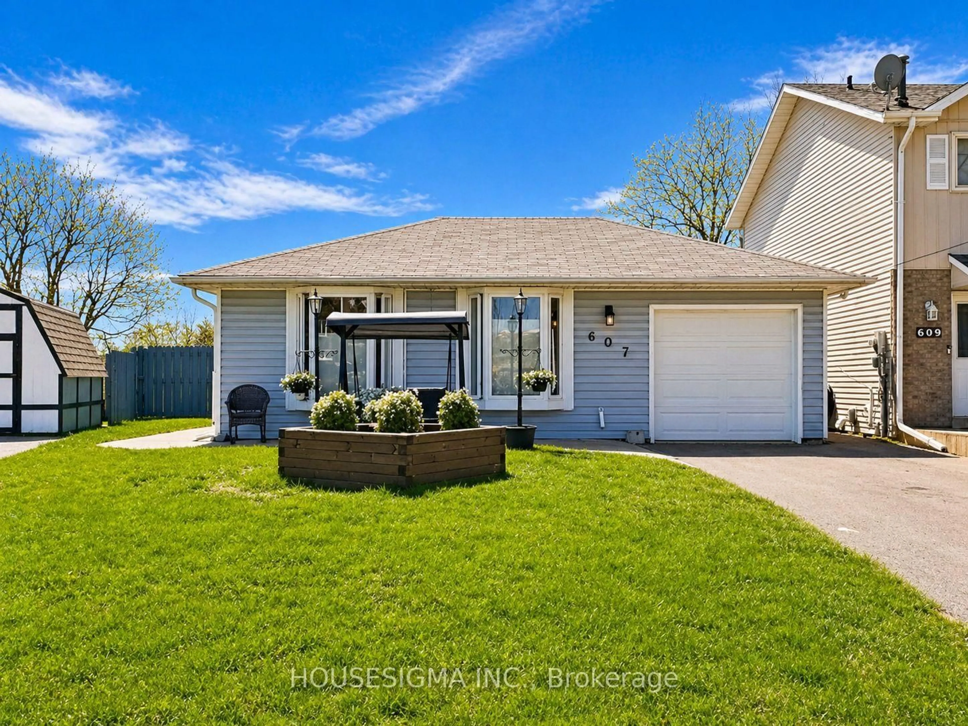 Home with vinyl exterior material, street for 607 Down Cres, Oshawa Ontario L1H 7X9