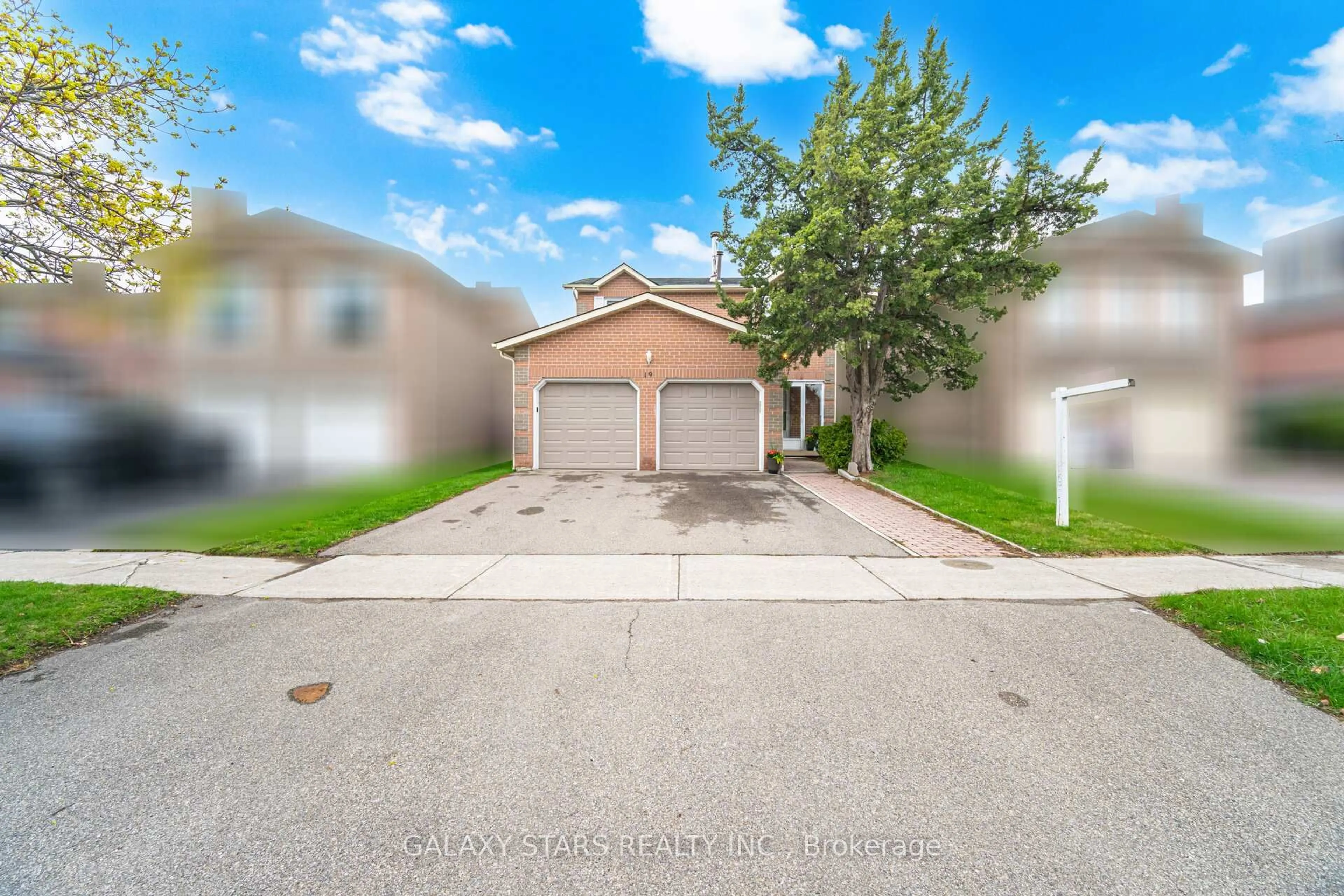A pic from outside/outdoor area/front of a property/back of a property/a pic from drone, street for 19 Ingleton Blvd, Toronto Ontario M1V 3H7