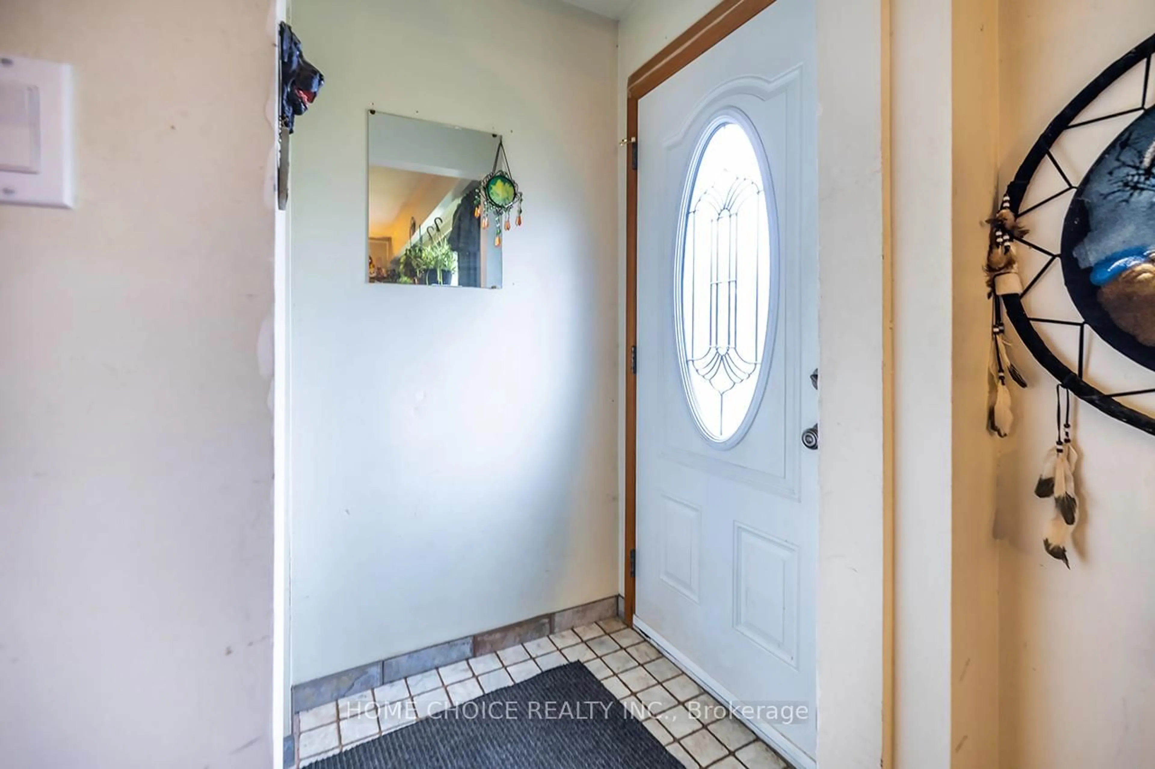 Indoor entryway for 225 Barkley Cres, Oshawa Ontario L1J 2E7