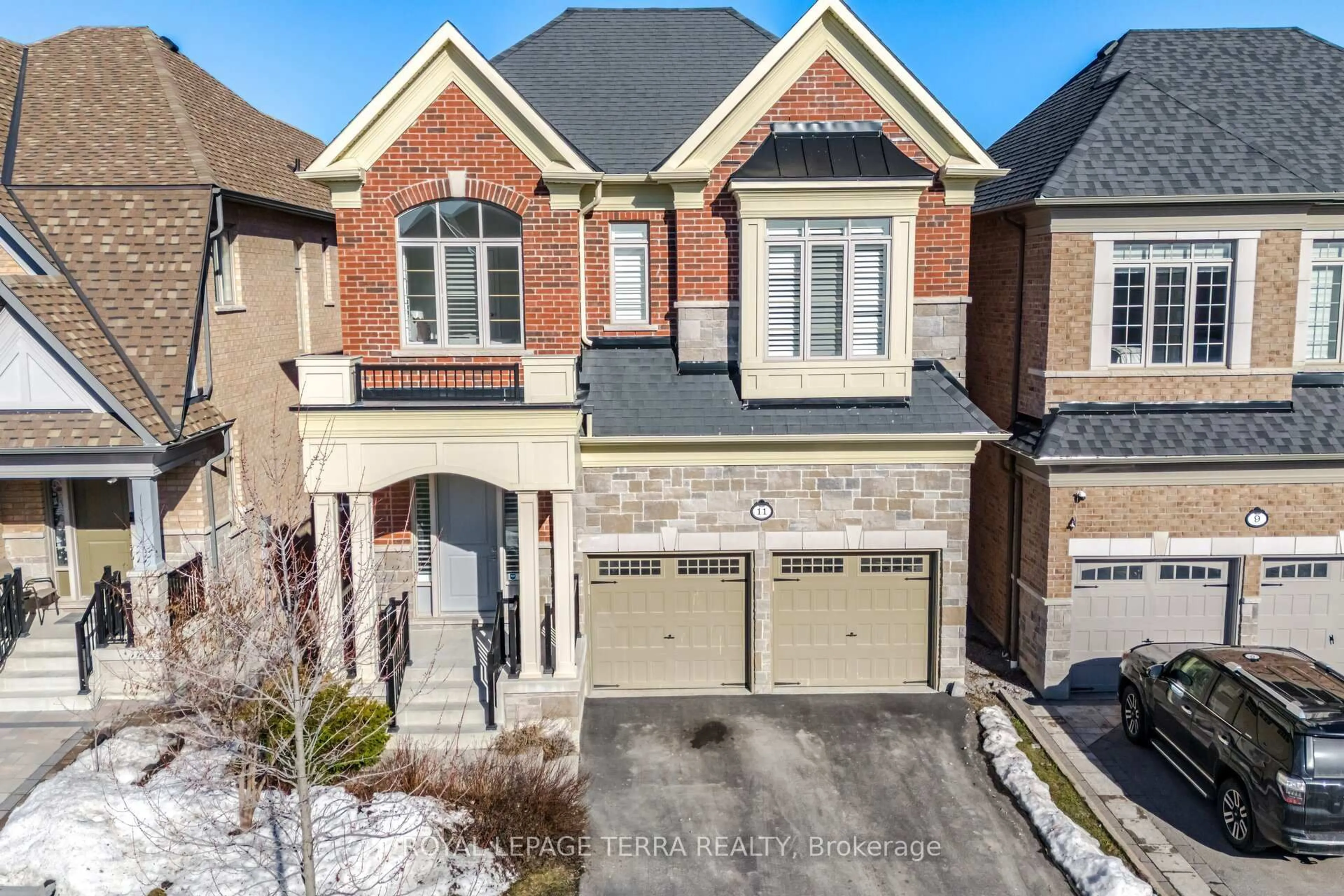 A pic from outside/outdoor area/front of a property/back of a property/a pic from drone, street for 11 Lockton St, Whitby Ontario L1P 0E1