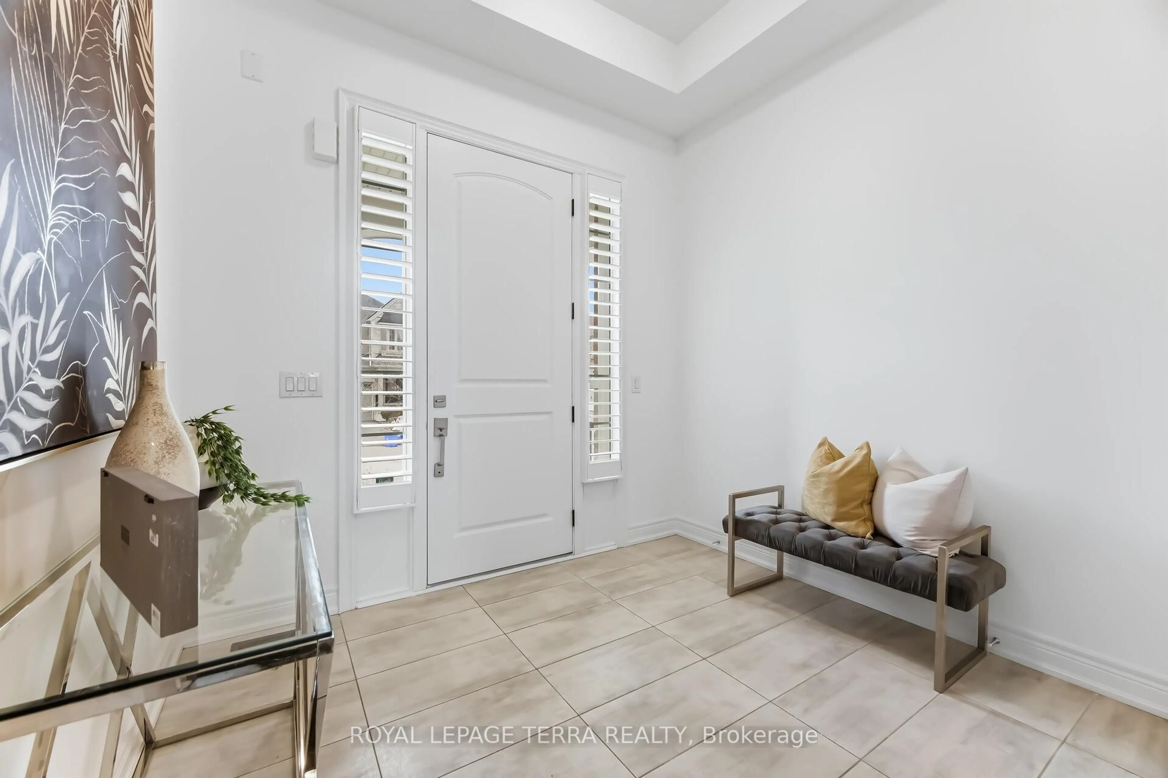 Indoor entryway for 11 Lockton St, Whitby Ontario L1P 0E1
