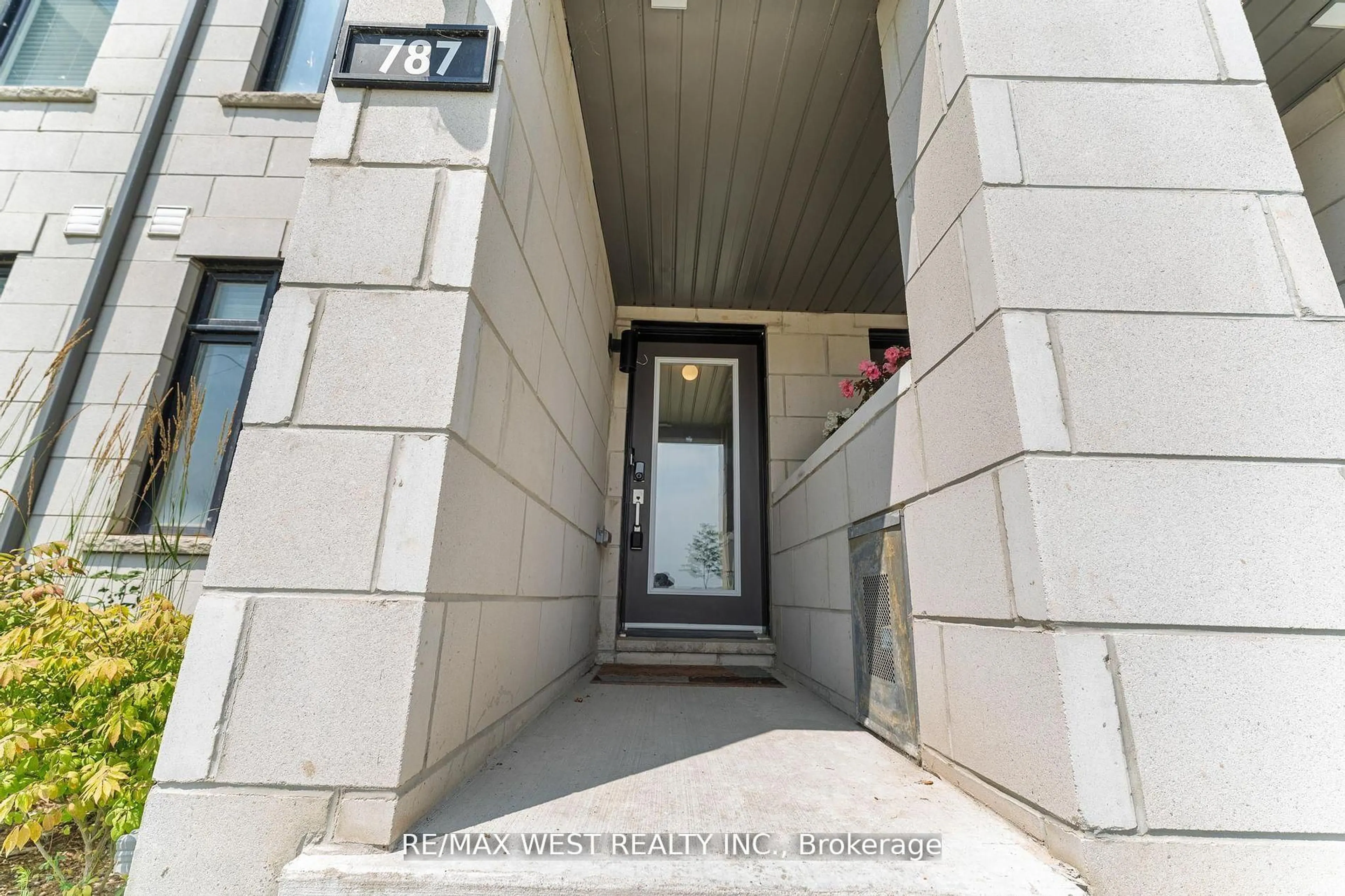 Indoor foyer for 787 Port Darlington Rd, Clarington Ontario L1C 3K5