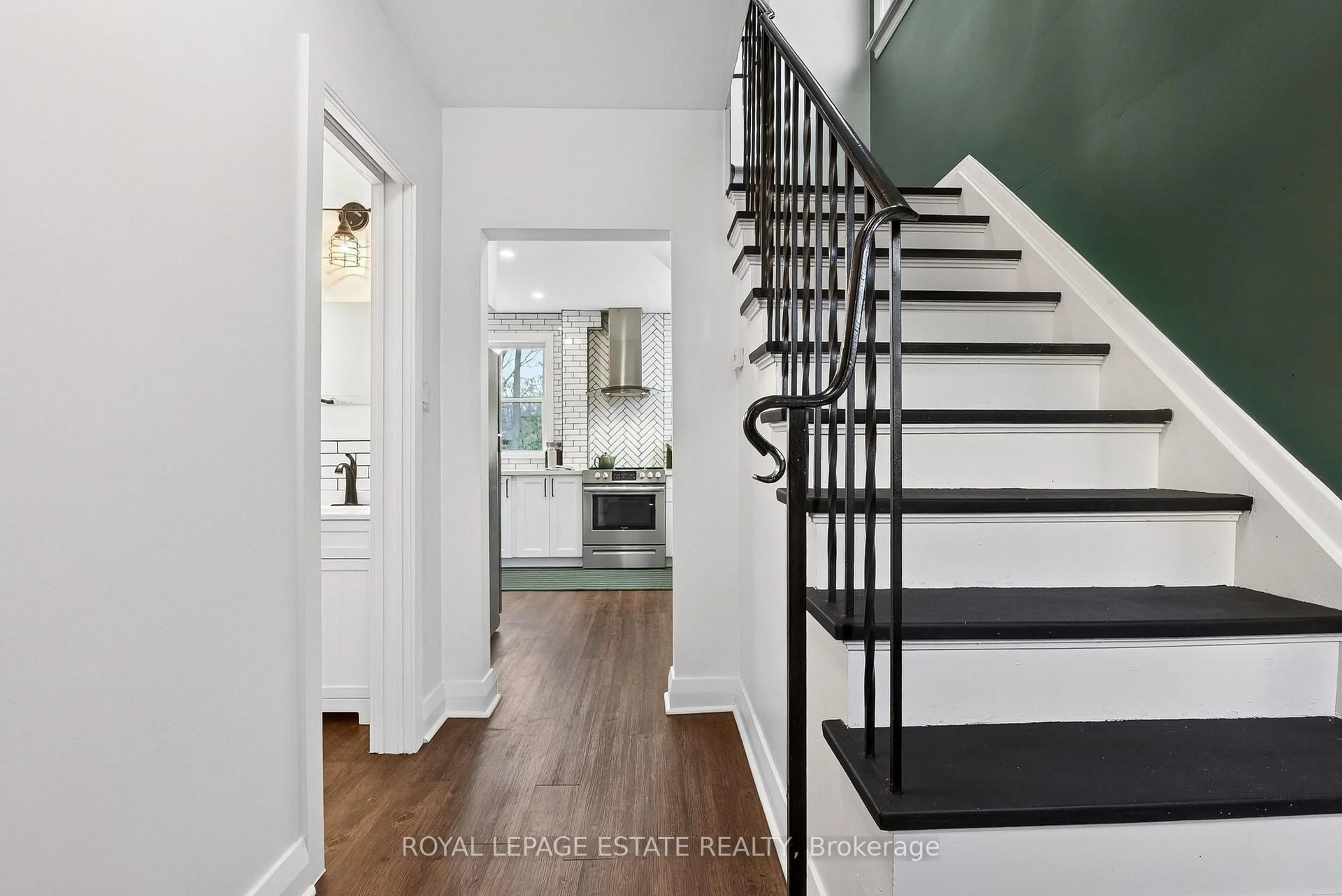 Indoor entryway for 87 Midland Ave, Toronto Ontario M1N 3Z8