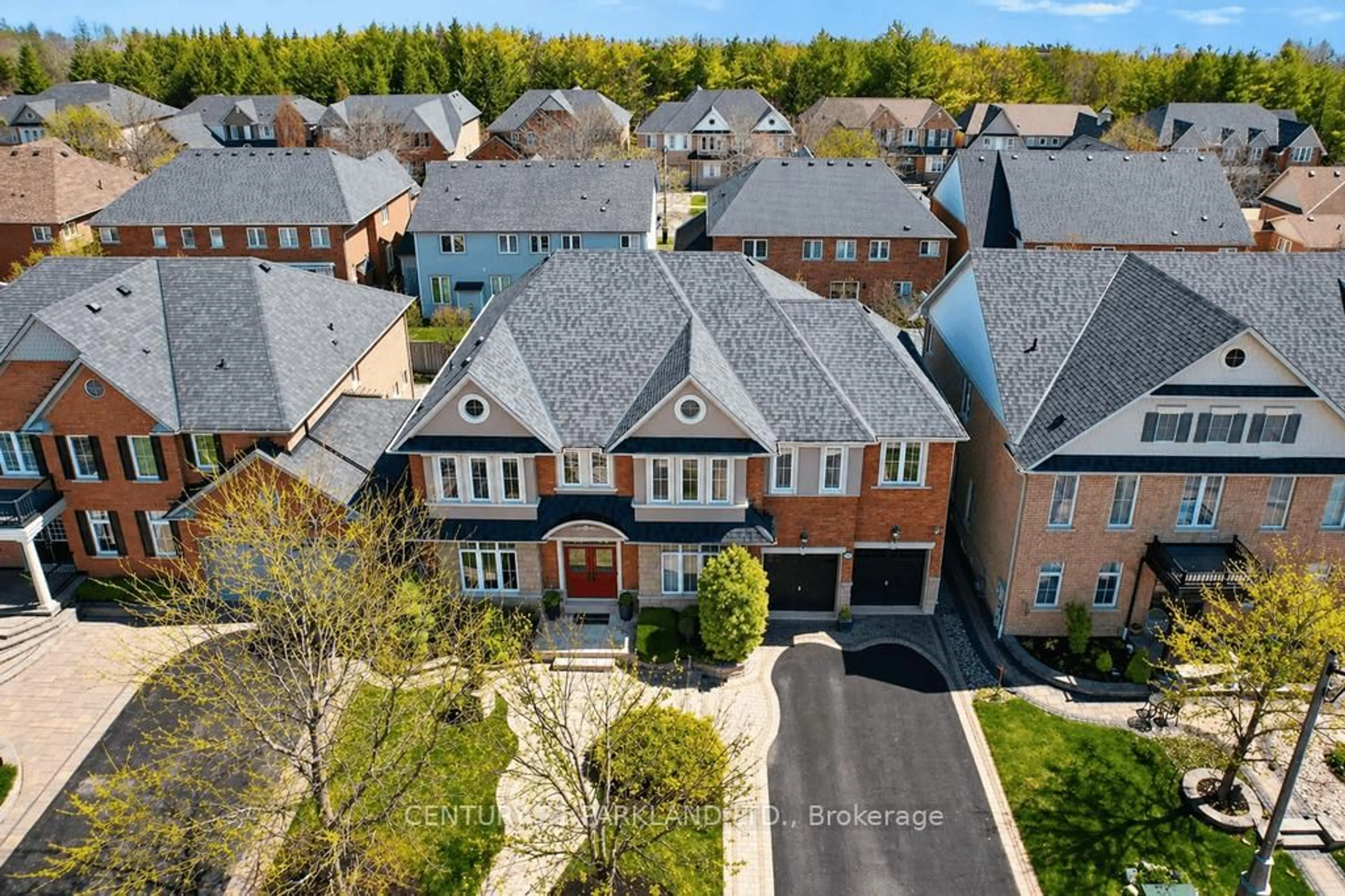 A pic from outside/outdoor area/front of a property/back of a property/a pic from drone, street for 2020 Solar Pl, Oshawa Ontario L1L 0A4