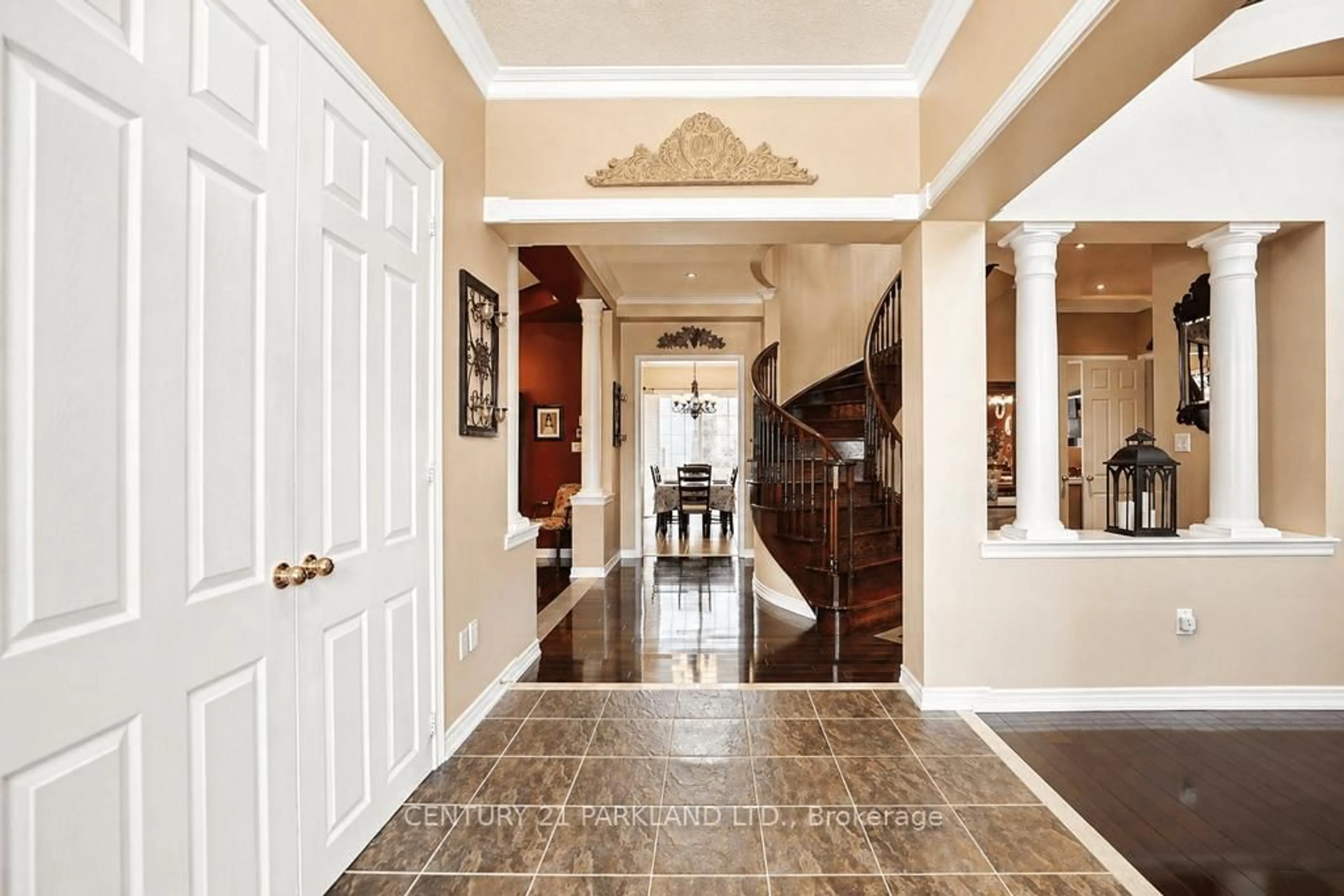 Indoor entryway for 2020 Solar Pl, Oshawa Ontario L1L 0A4