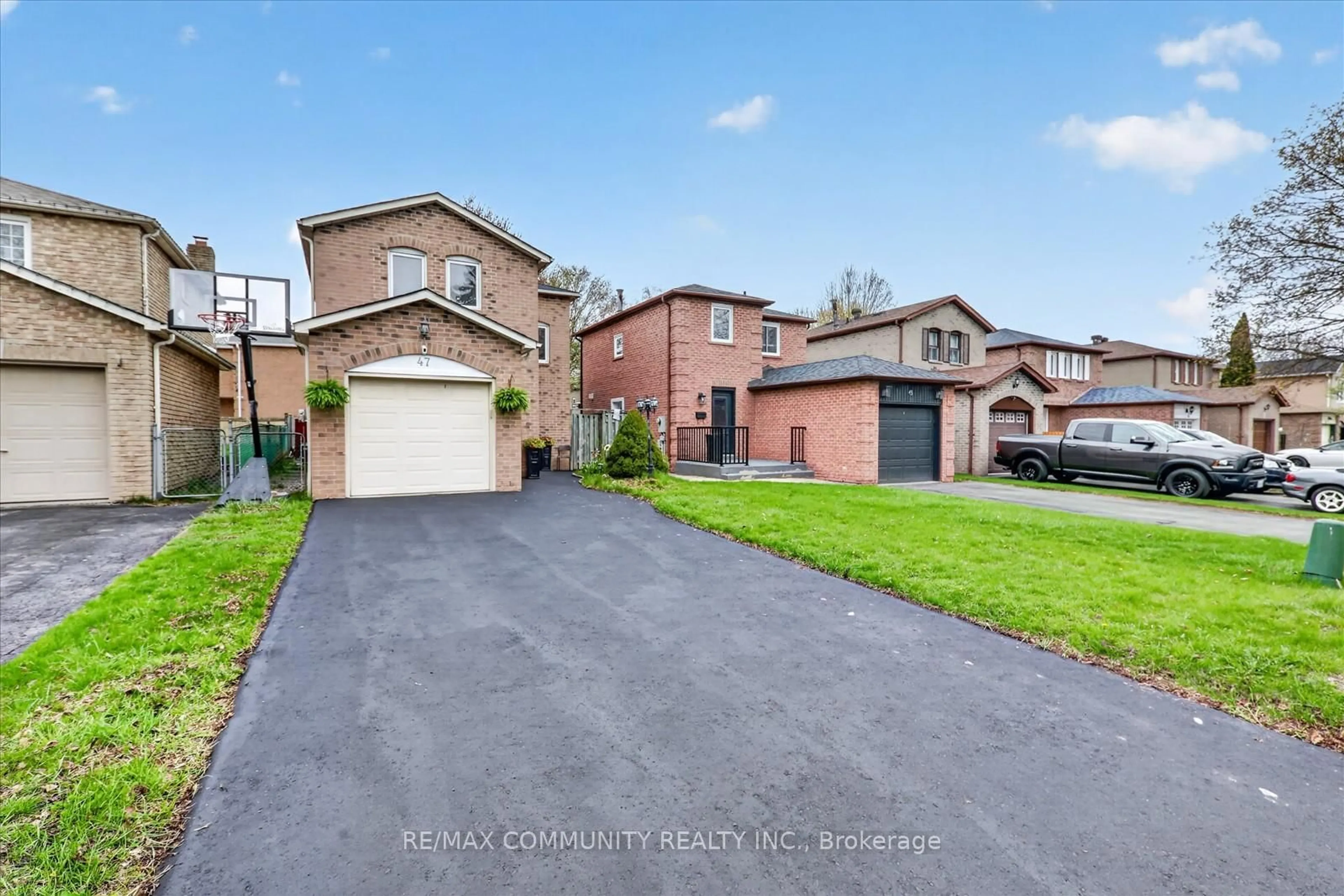 A pic from outside/outdoor area/front of a property/back of a property/a pic from drone, street for 47 Radford Dr, Ajax Ontario L1T 2G5