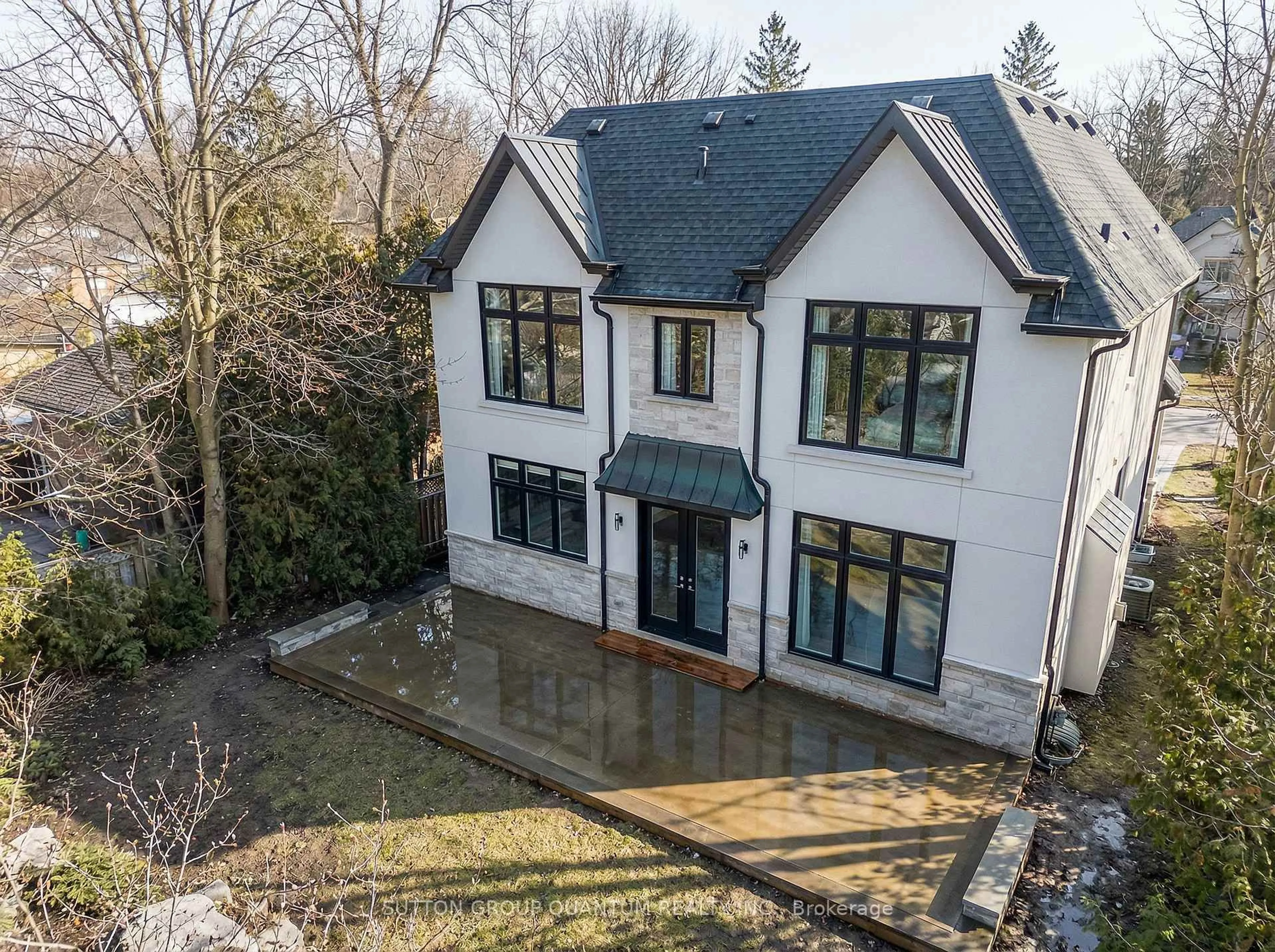 A pic from outside/outdoor area/front of a property/back of a property/a pic from drone, street for 700 Hillcrest Rd, Pickering Ontario L1W 2P1
