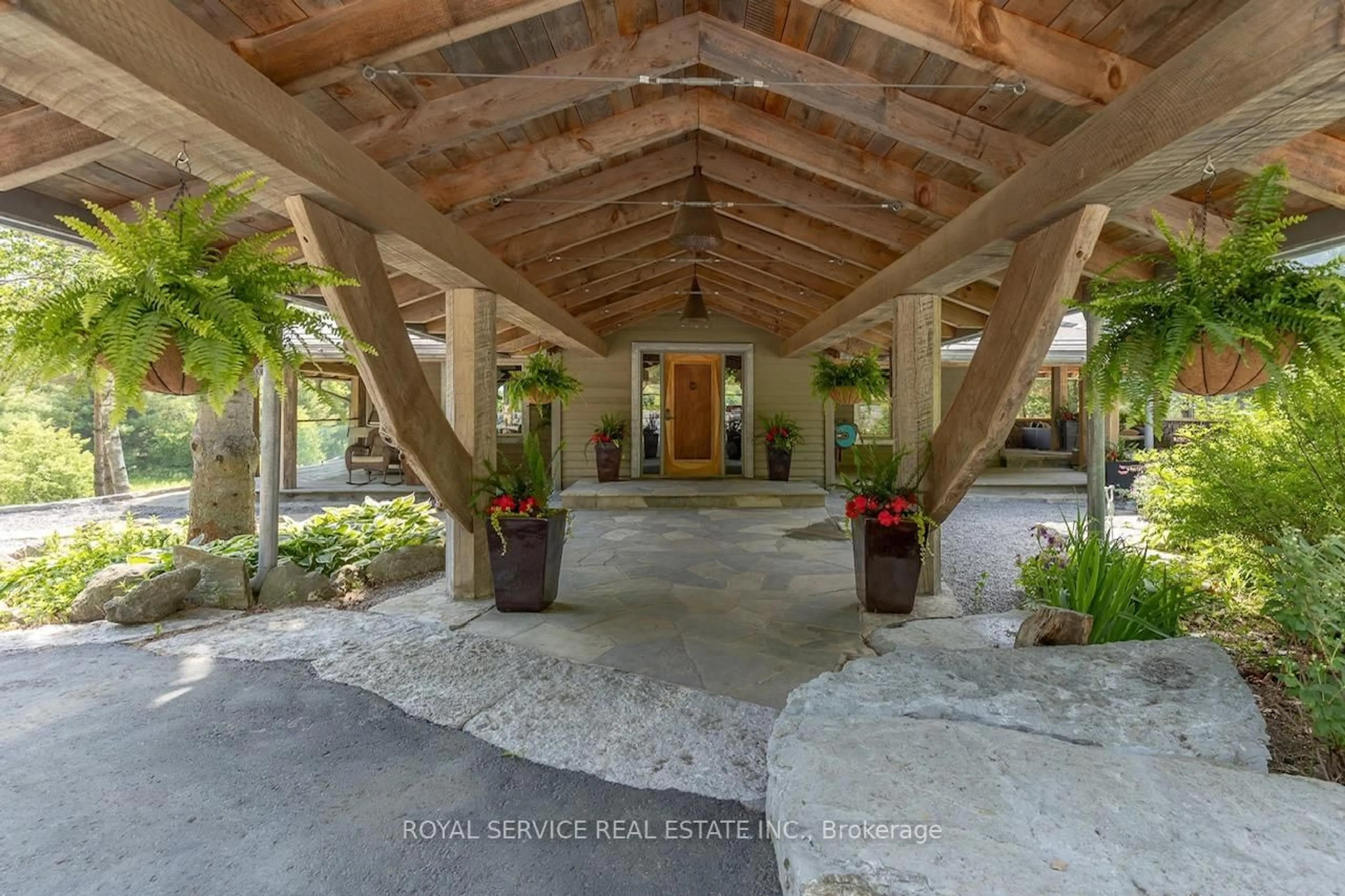 Indoor foyer for 8165 Carscadden Rd, Clarington Ontario L0B 1M0