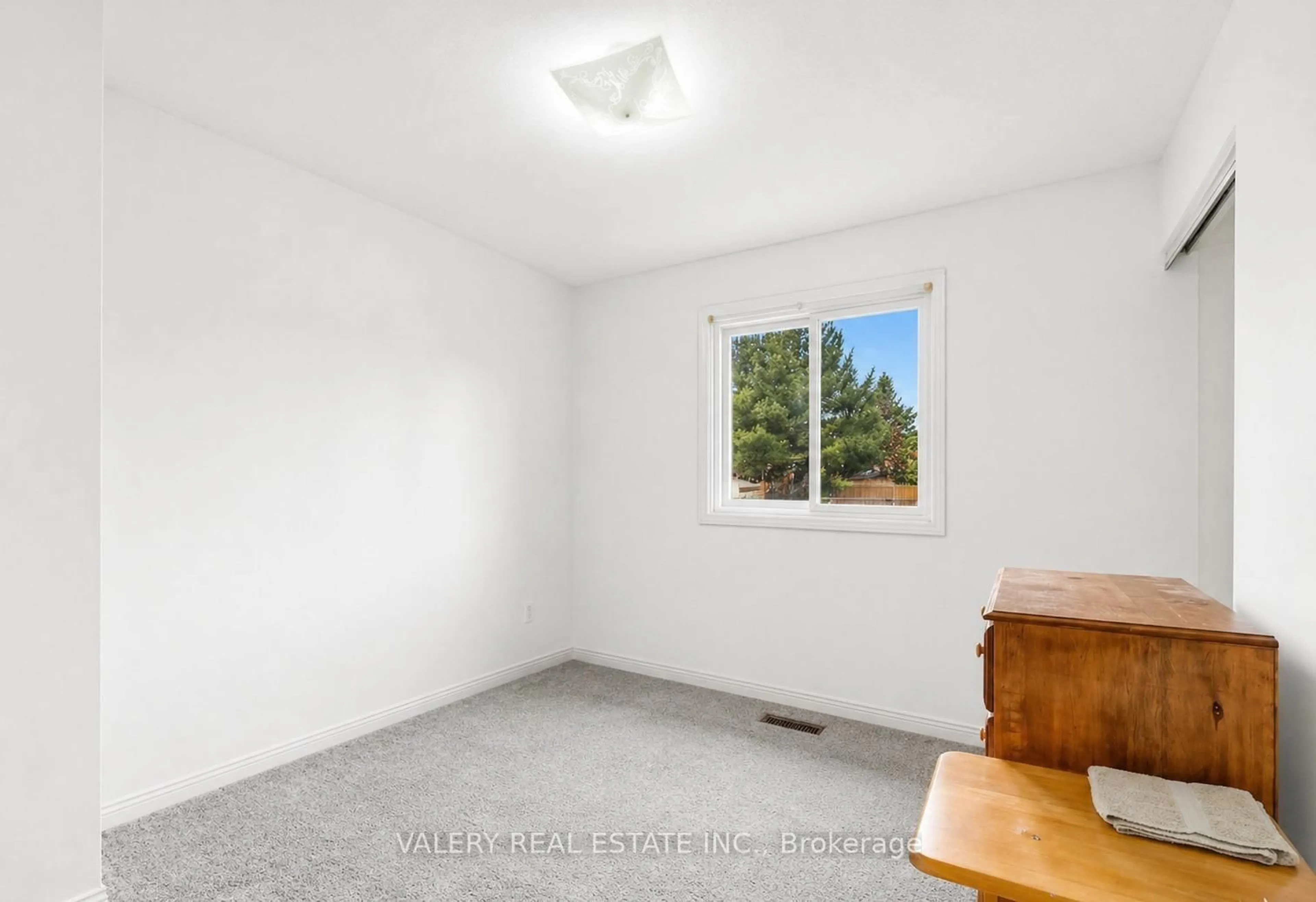 A pic of a room for 1610 Rawlings Dr, Pickering Ontario L1V 5B5