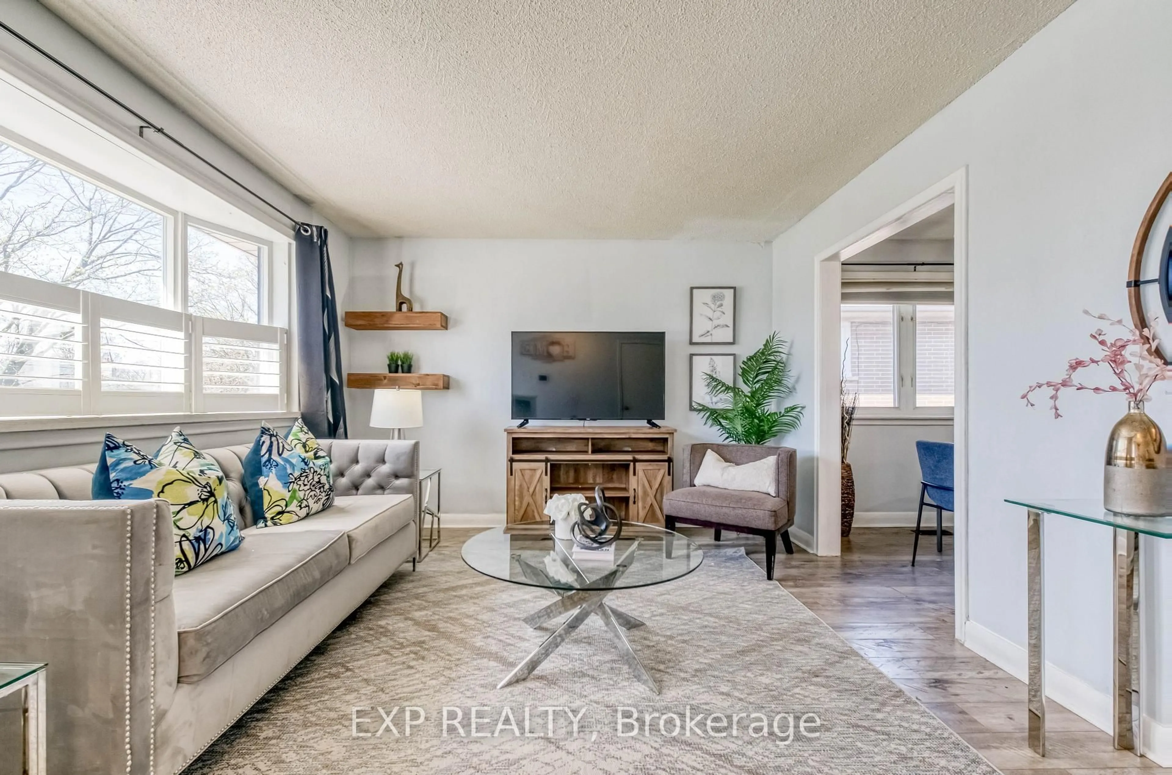 Living room with furniture, unknown for 752 Eastbourne Ave, Oshawa Ontario L1G 1P3