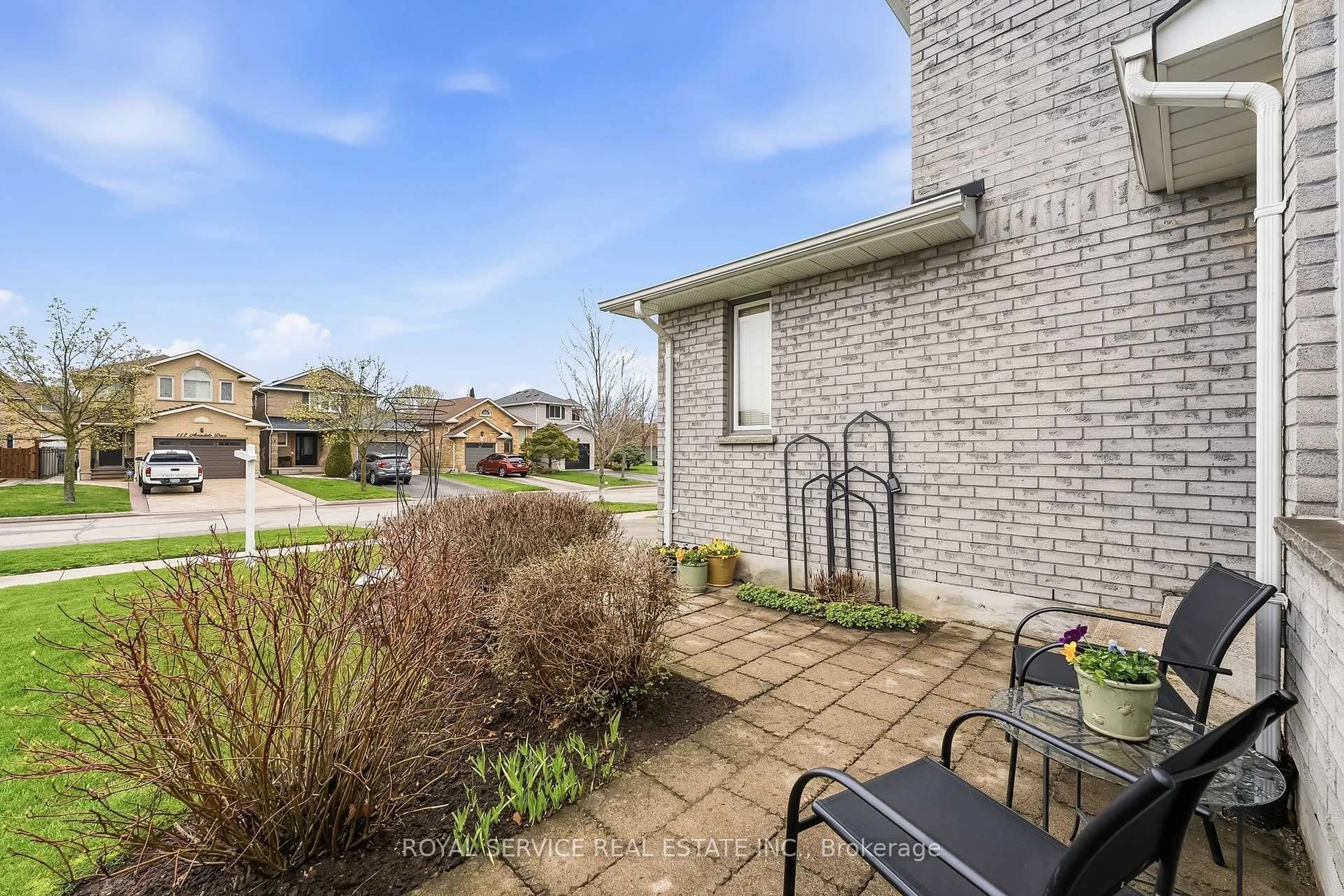 Patio, street for 116 Avondale Dr, Clarington Ontario L1E 3A3
