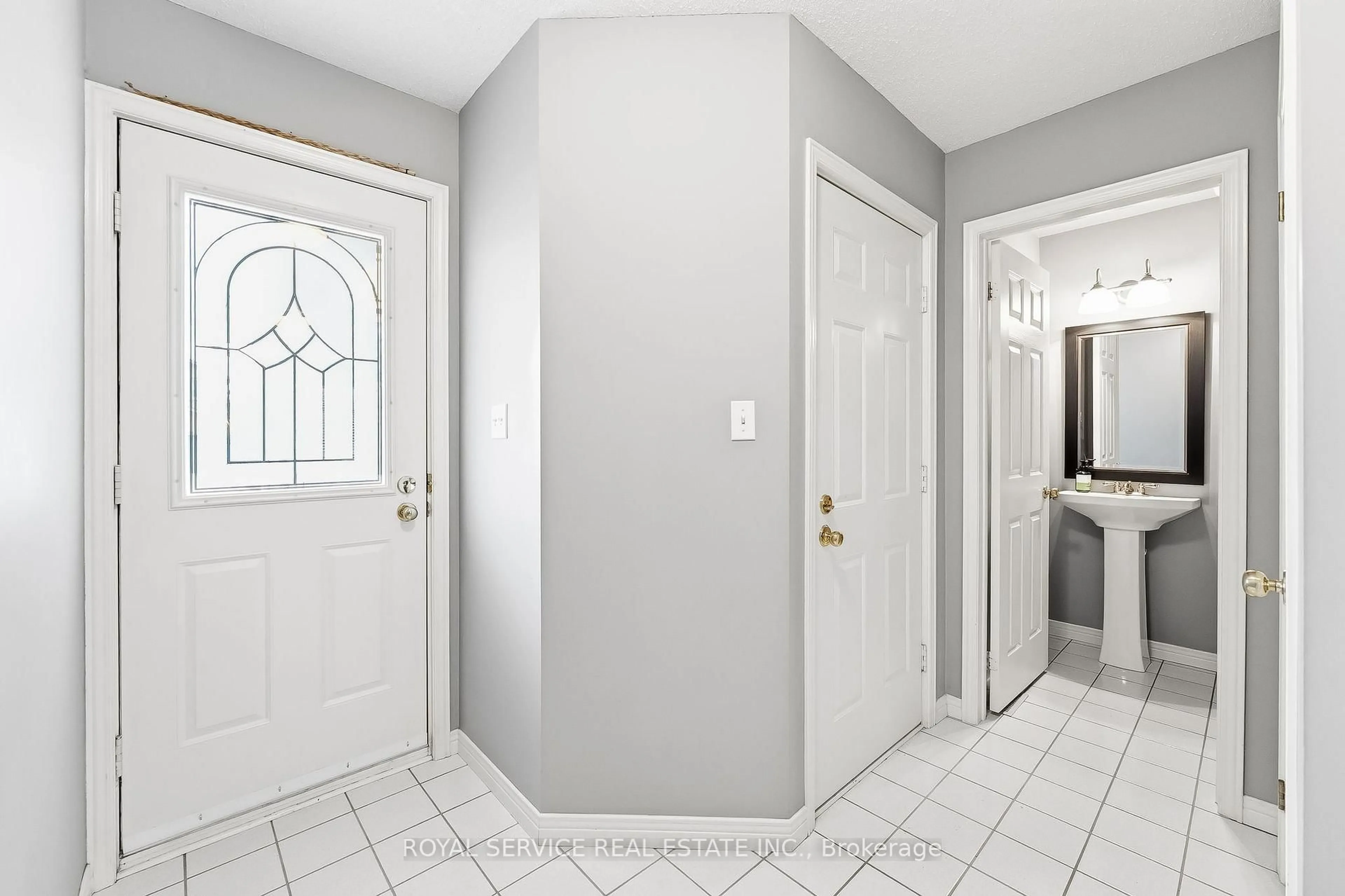 Indoor entryway for 116 Avondale Dr, Clarington Ontario L1E 3A3
