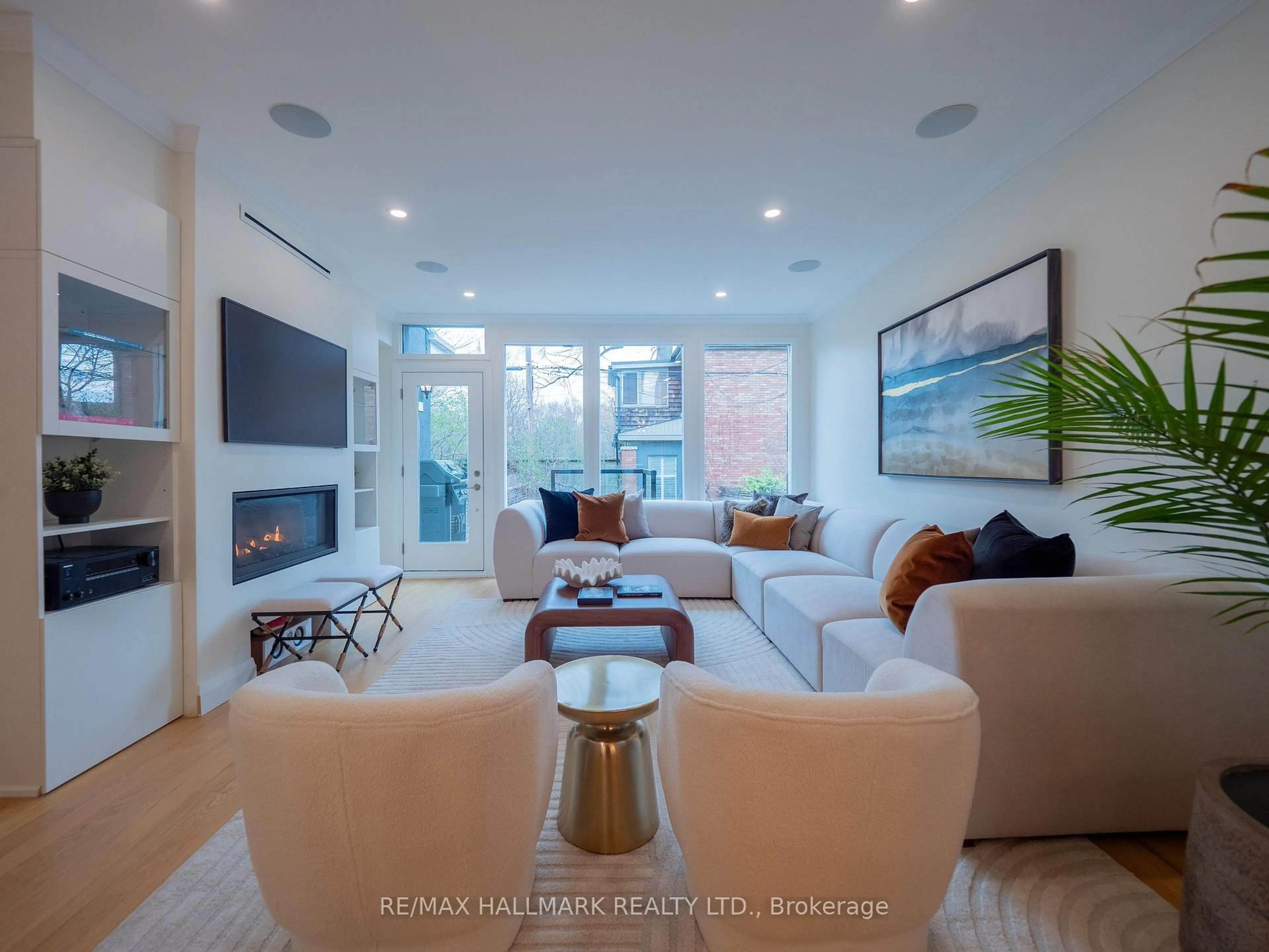 Living room with furniture, unknown for 5 Ravina Cres, Toronto Ontario M4J 3L9