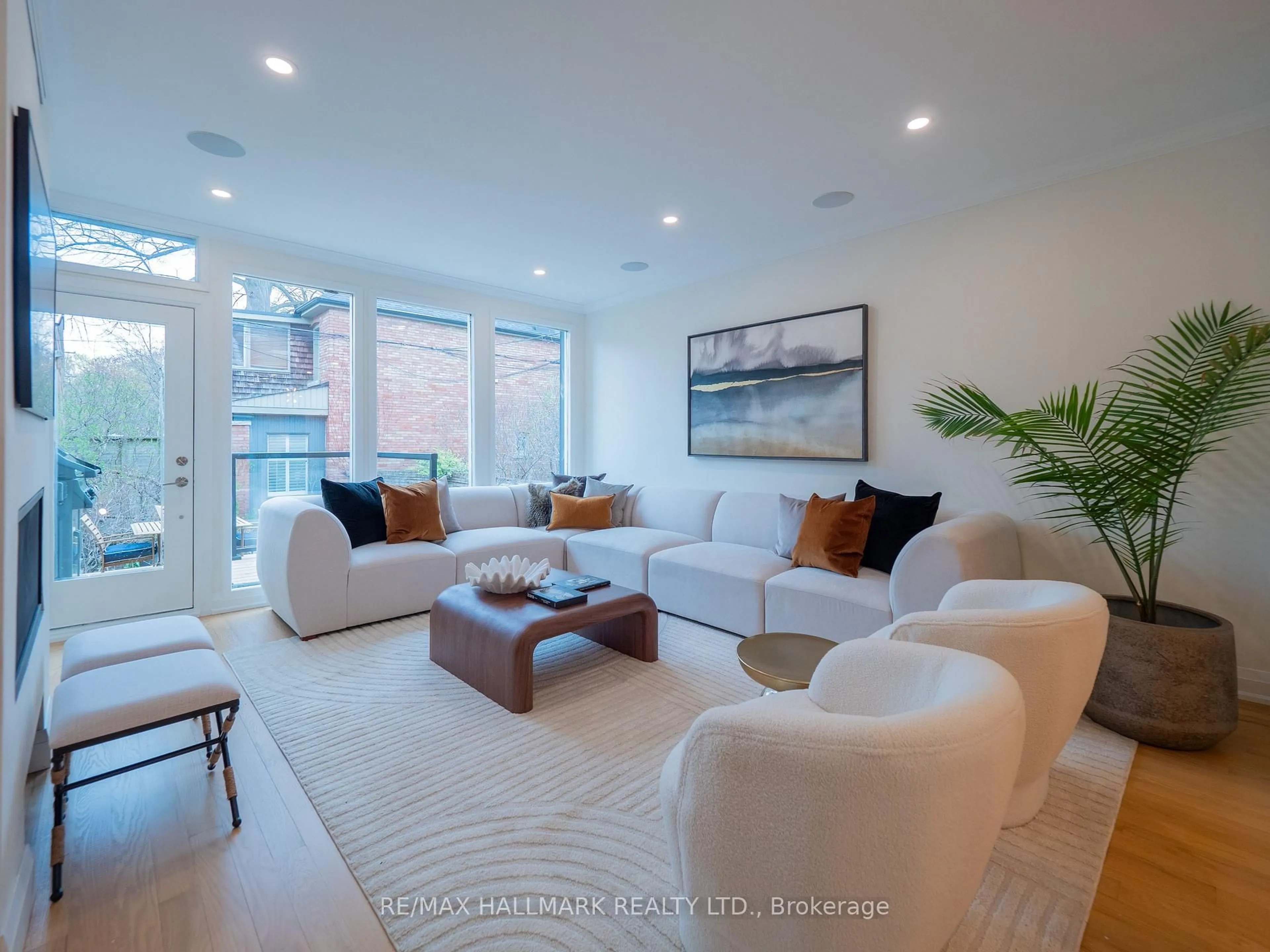 Living room with furniture, unknown for 5 Ravina Cres, Toronto Ontario M4J 3L9