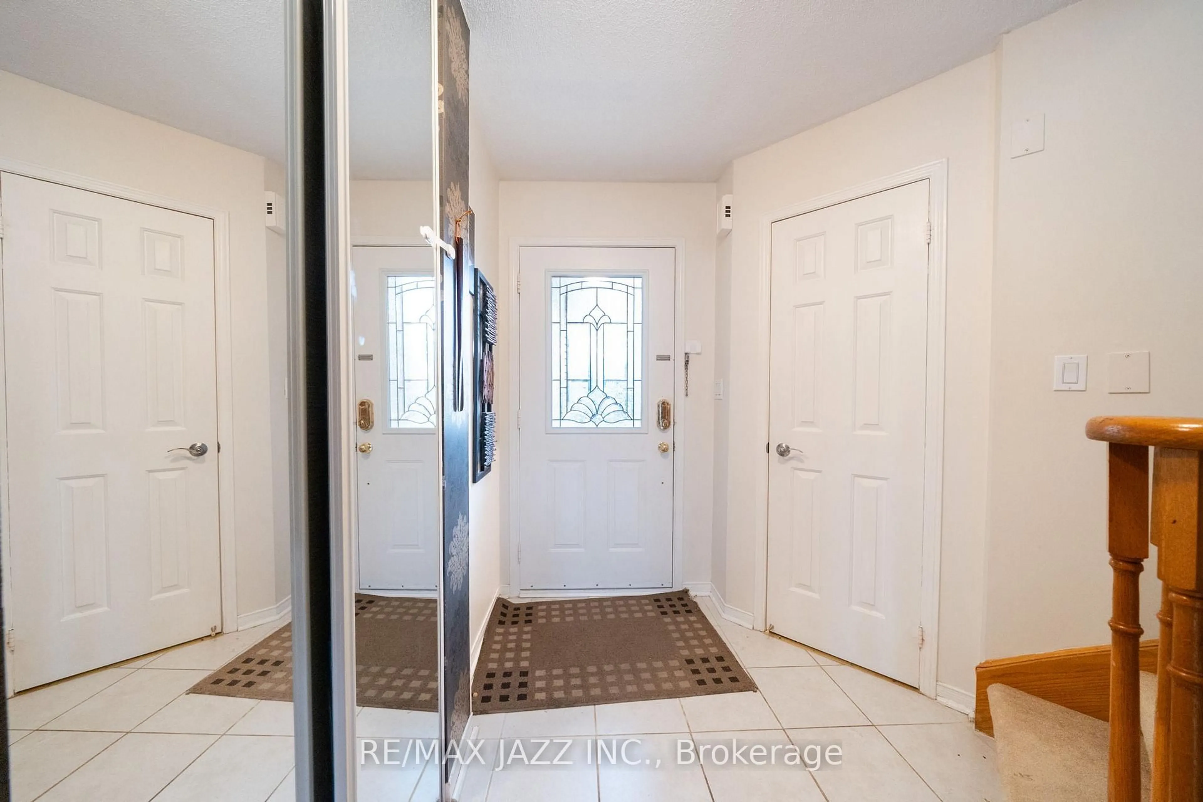 Indoor entryway for 10 Pidduck St, Clarington Ontario L1E 2W3