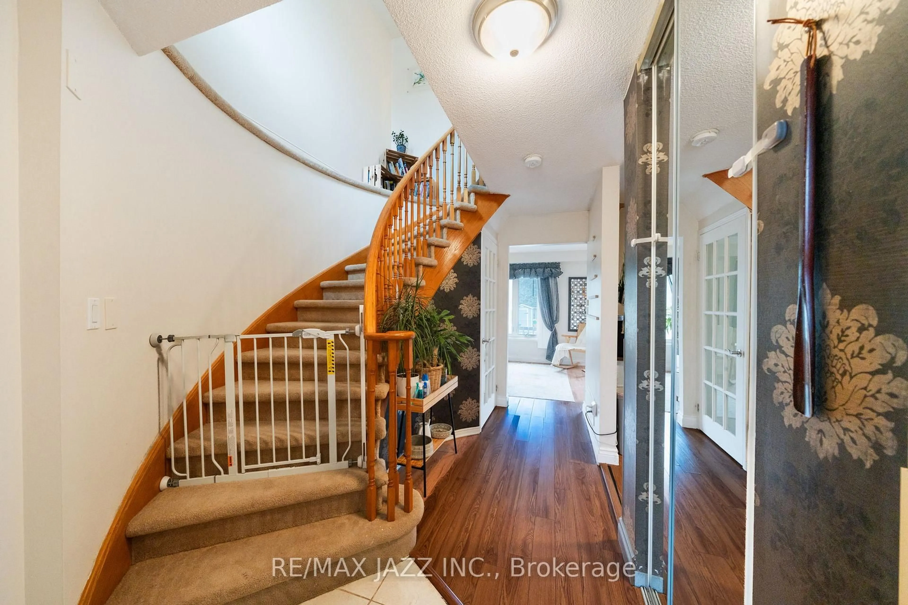Indoor entryway for 10 Pidduck St, Clarington Ontario L1E 2W3