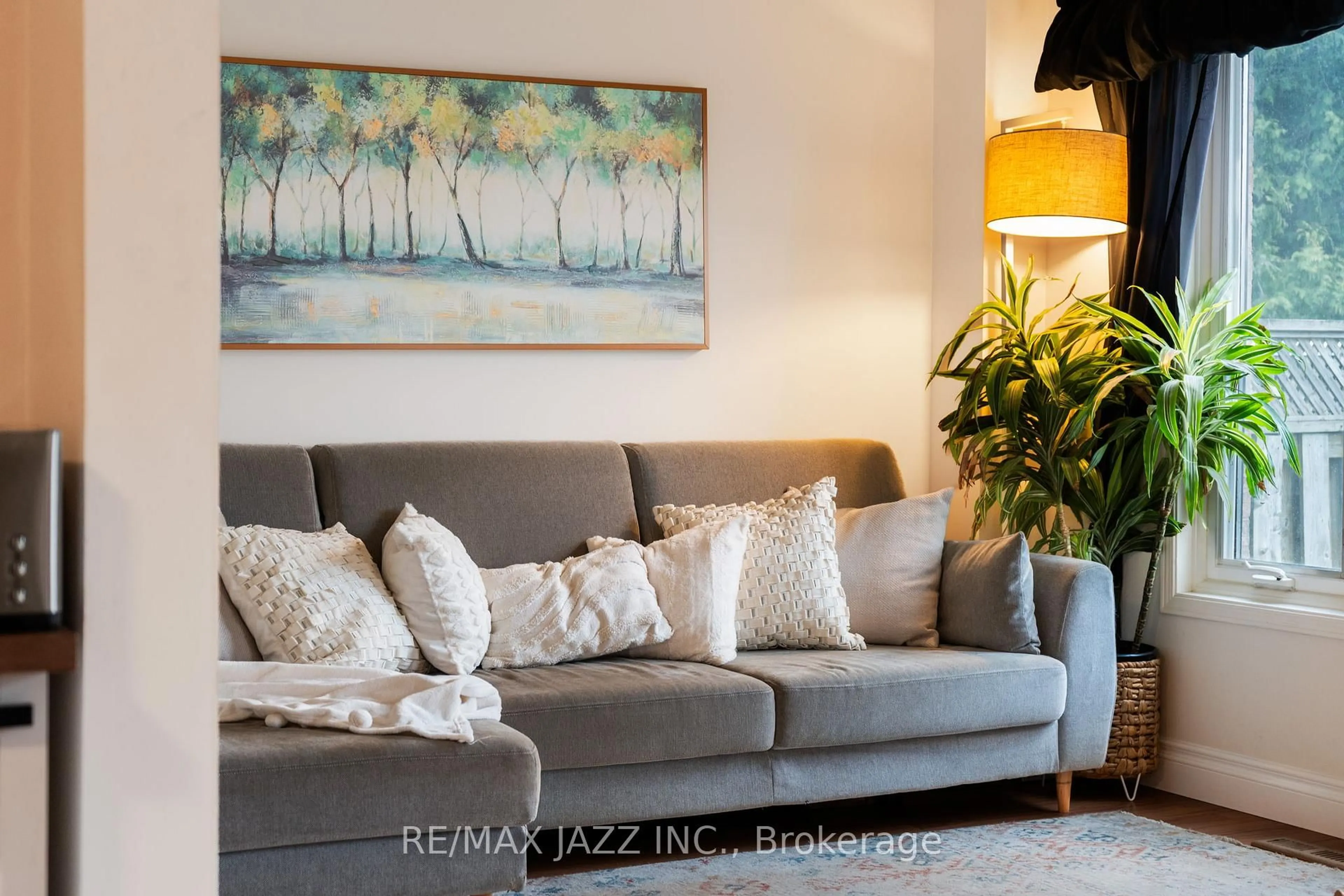 Living room with furniture, wood/laminate floor for 10 Pidduck St, Clarington Ontario L1E 2W3